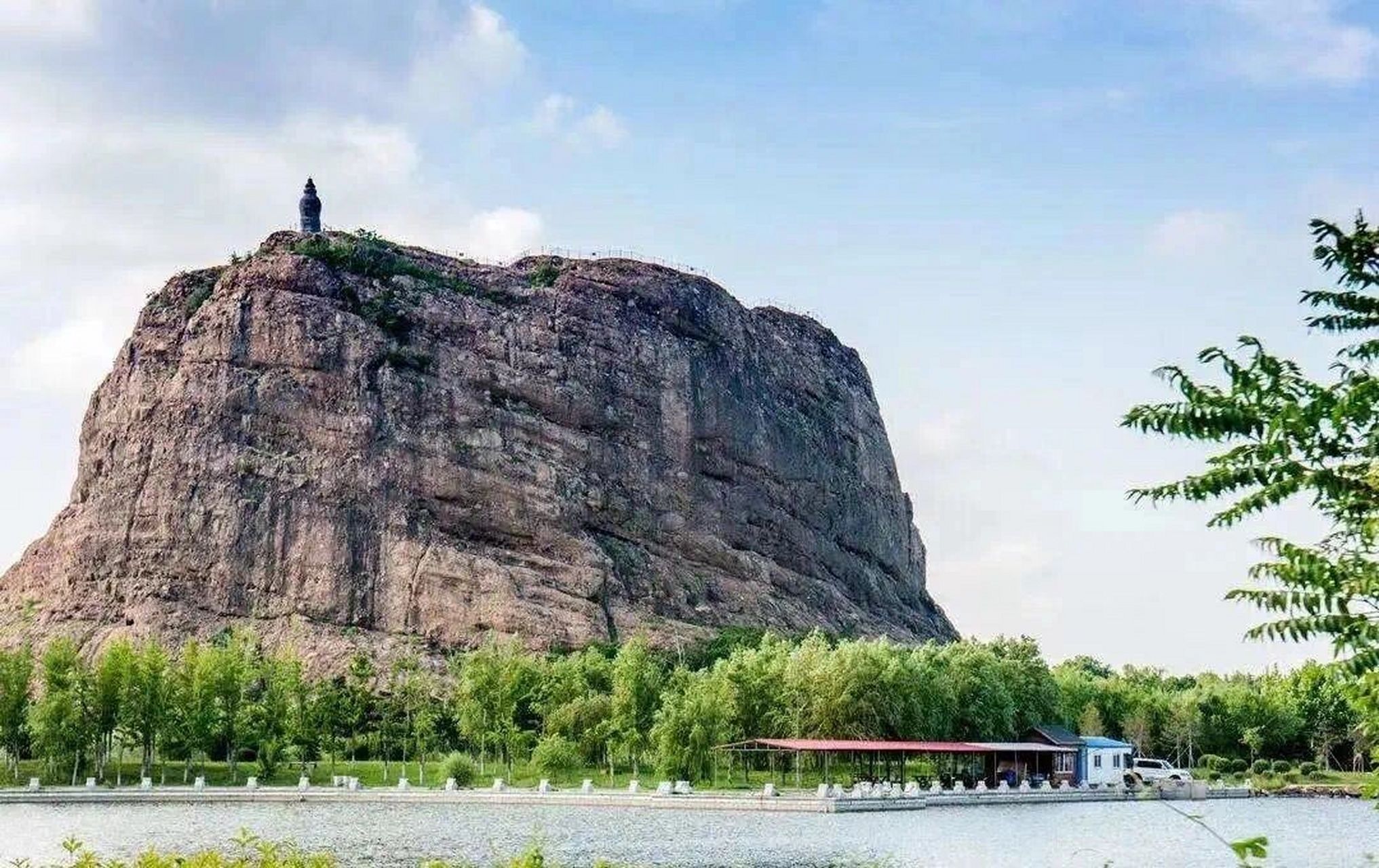 熊岳望儿山 望儿山,位于营口市鲅鱼圈区熊岳镇东,山峰陡立,平地拔起