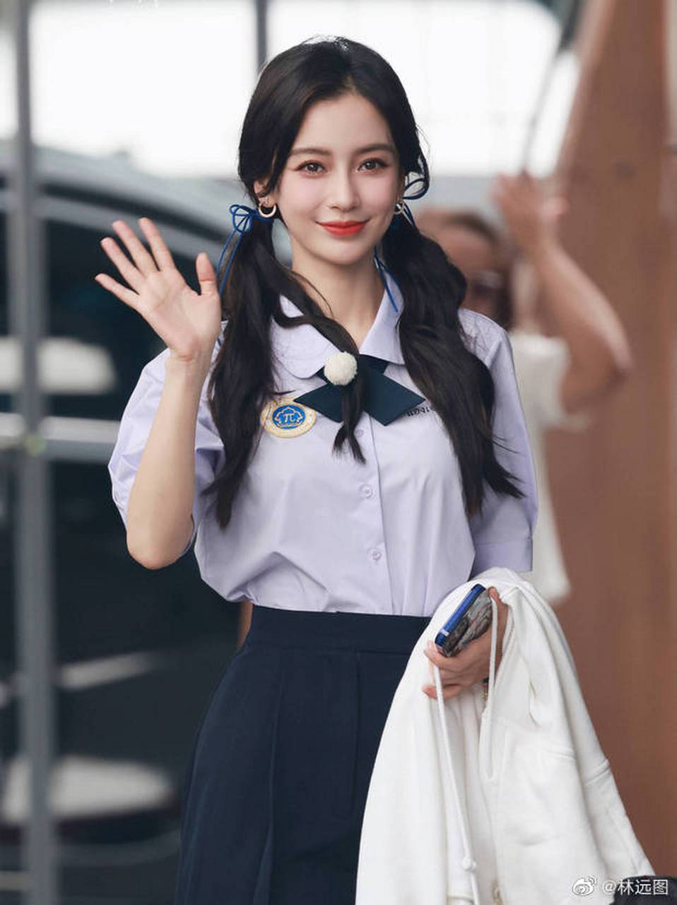 6月12日,angelababy泰国跑男路透曝光,图中,她双马尾校服造型可爱俏皮
