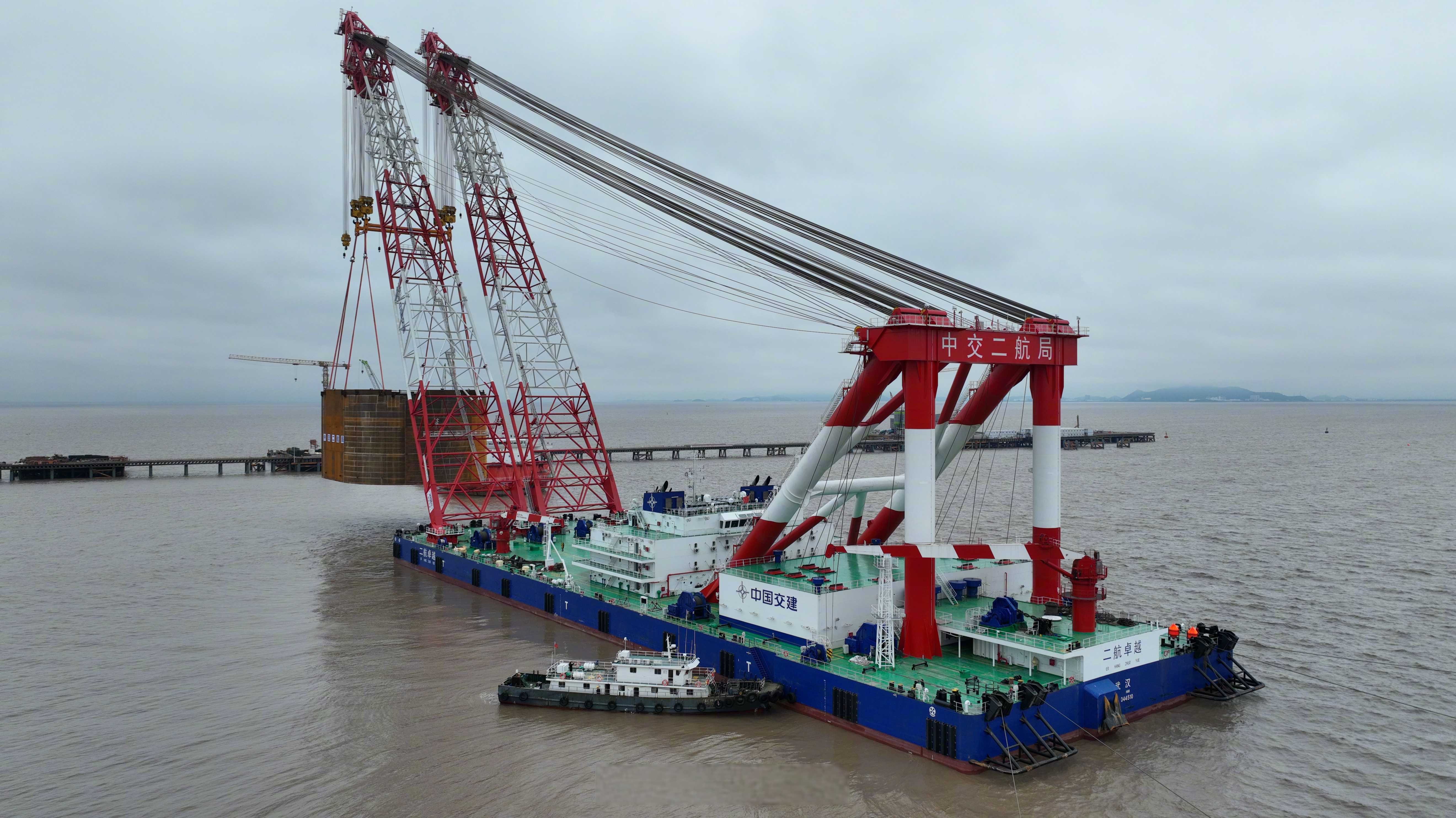 交建 二航局投资,振华重工打造的双臂架变幅式起重船