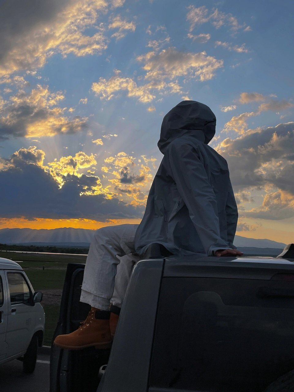 自驾游车顶拍照姿势大全      自驾游车顶拍照tips 1.