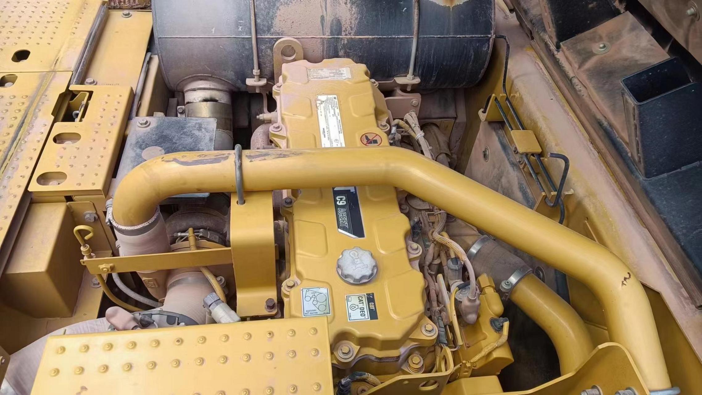 自家老表18年购极品卡特336d2,正宗土方车老表非常爱惜,外观三大件