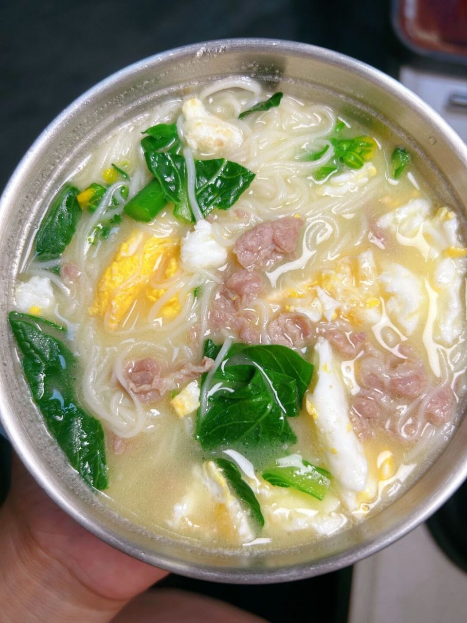 中午吃多了,晚上就给小朋友来一碗好消化的面条,汤汁浓郁的鸡蛋瘦肉面