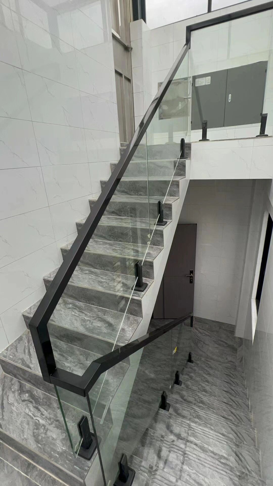 流行款玻璃楼梯扶手