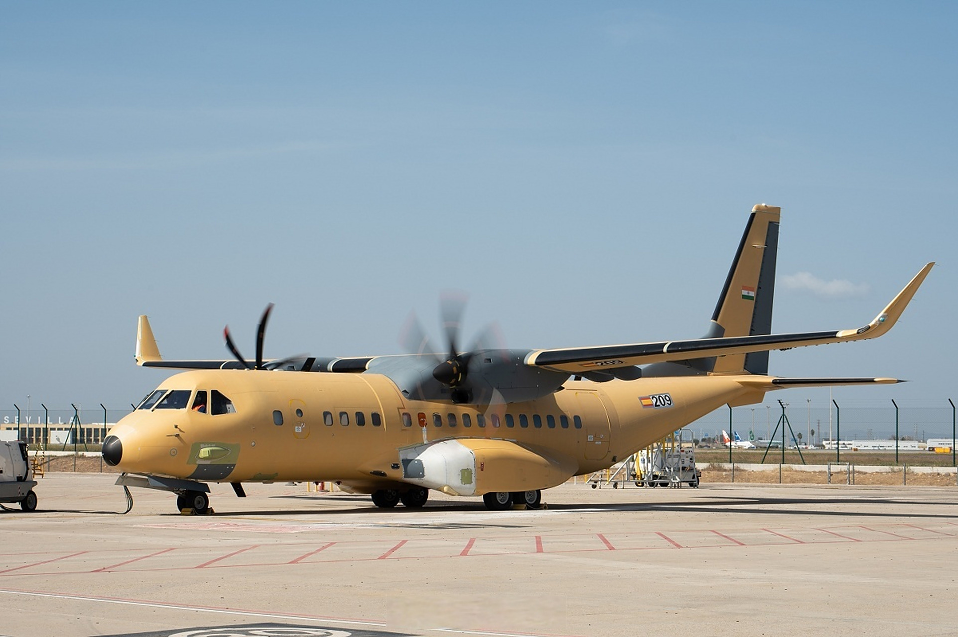 印度空军的首架c-295战术运输机在空客西班牙工厂下线并进行发动车