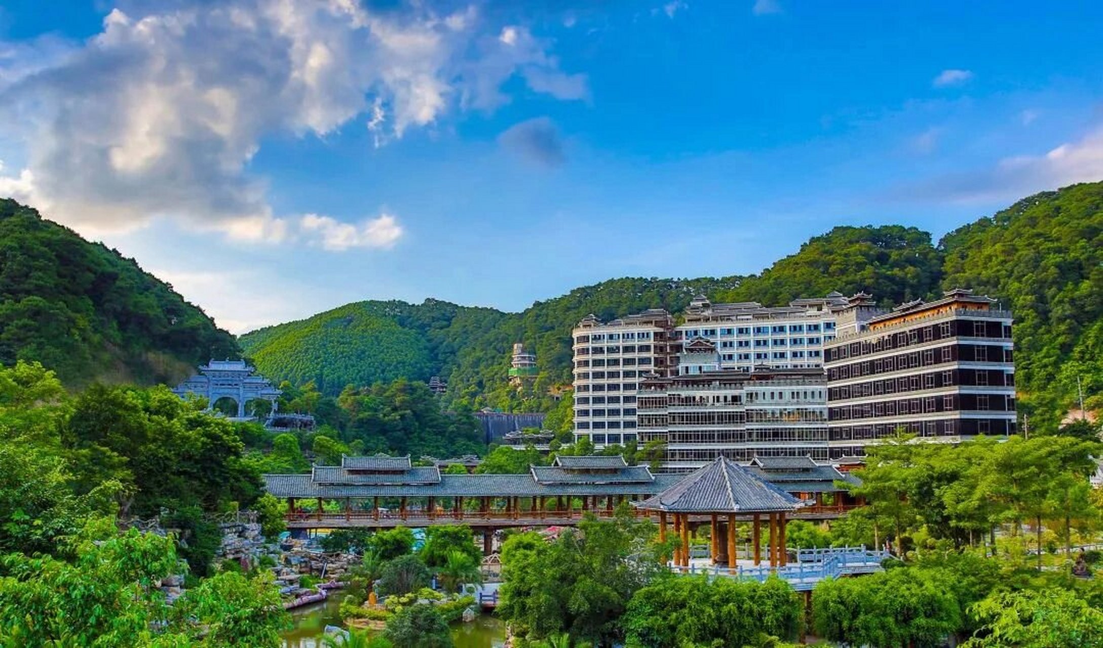 广西龙门水都文化生态旅游景区是国家4a级景区,位于南宁市西乡塘区外