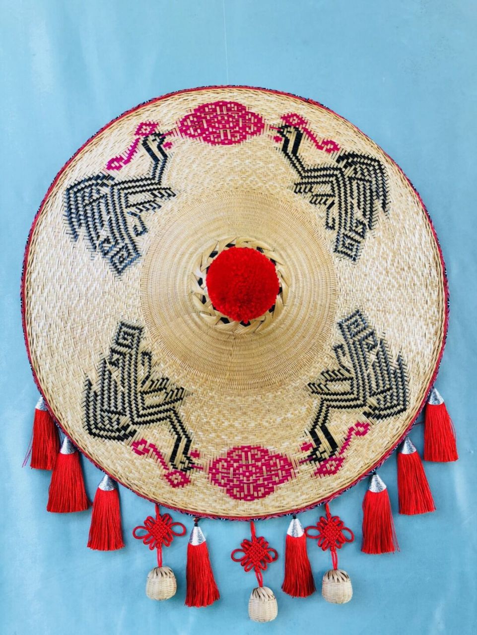 今天给大家介绍毛南族的花竹帽,前三张是我可爱美丽的姑妈,后五张花竹