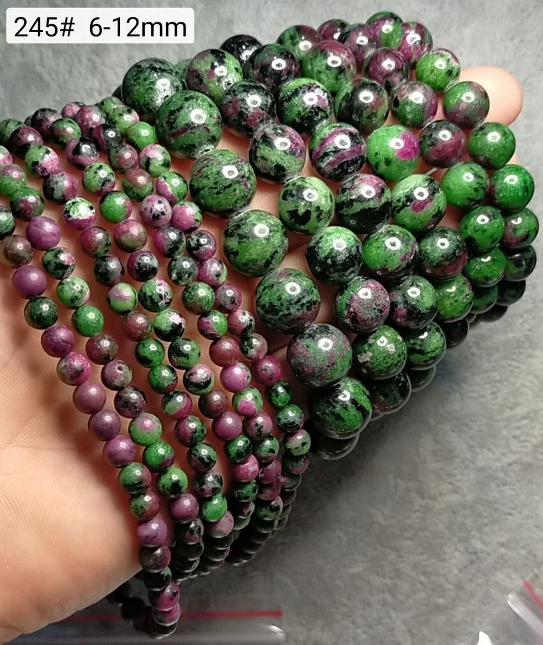 红宝石的能量强大,猛烈而且后劲十足,但全透等级的红绿宝石价格十分