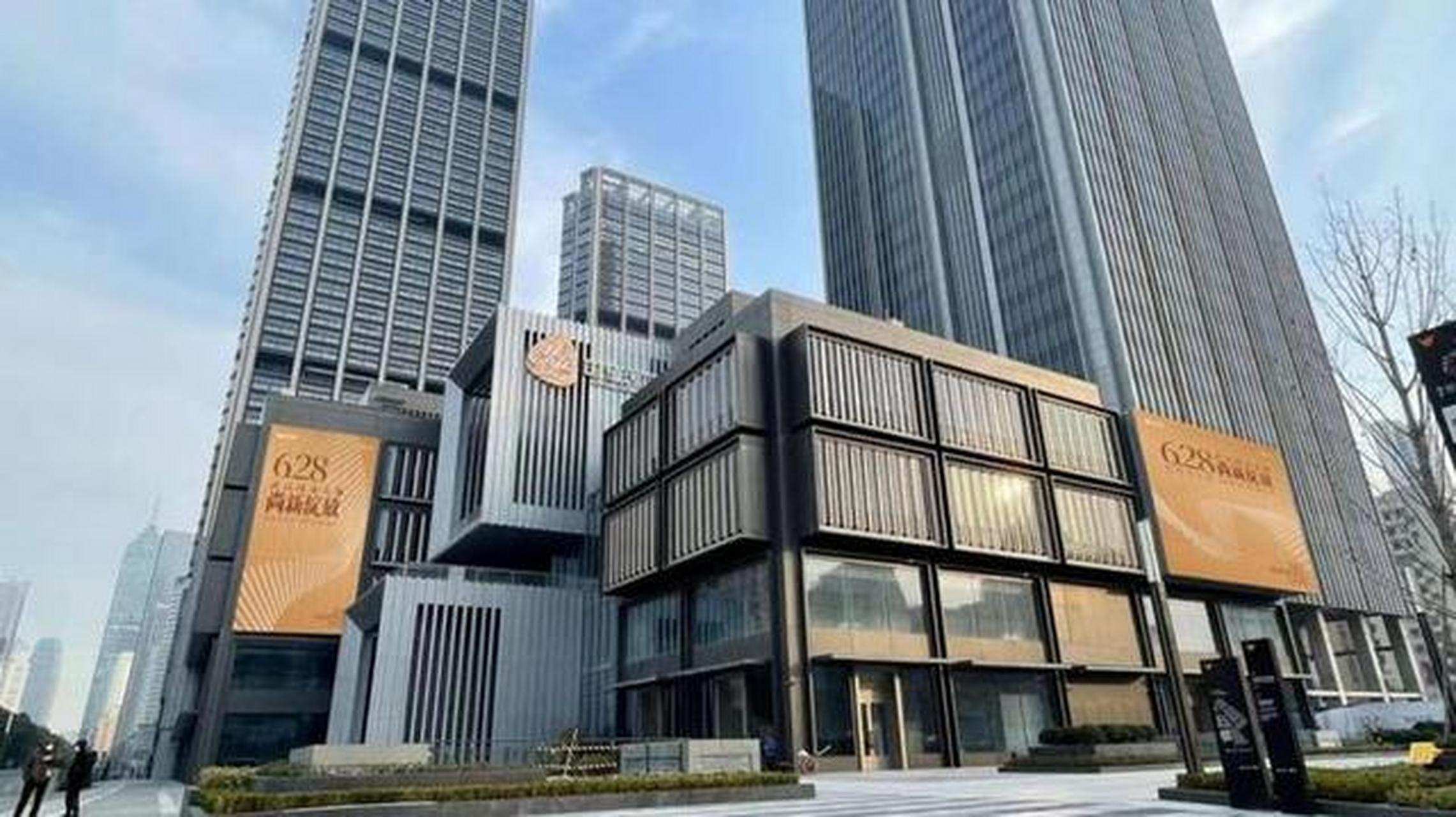 越秀·武汉国金天地商业体位于武汉市江汉区精武路1号,协和医院正对面