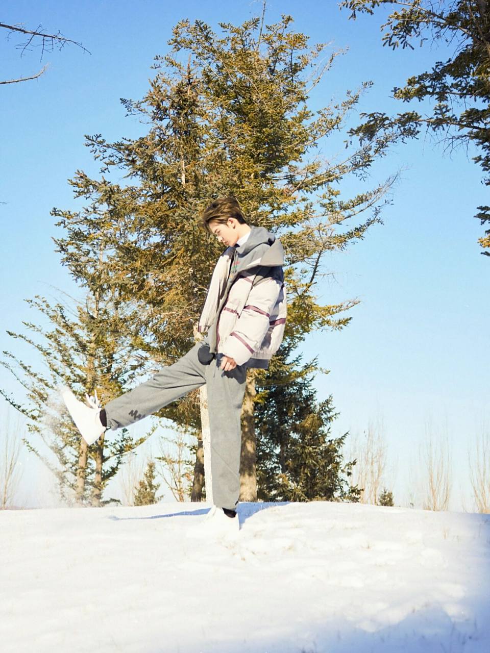 朱正廷雪景写真,冬日氛围感男友照有了  分享雪地随拍,身穿灰色运动