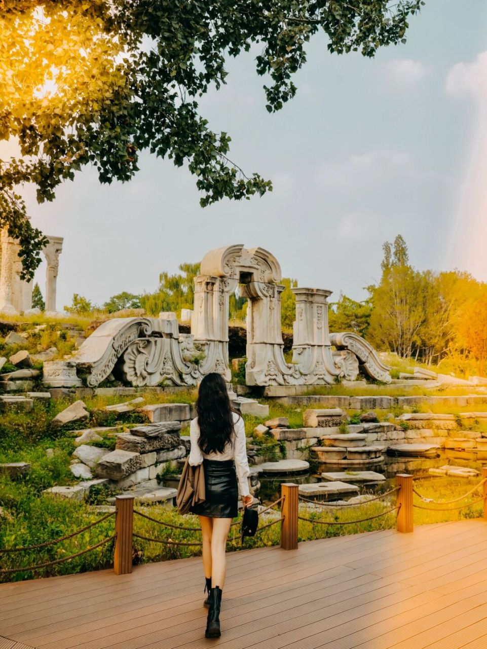 来到了圆明园 圆明园内的迷宫是完整的建筑 迷宫在西洋楼景区里, 深