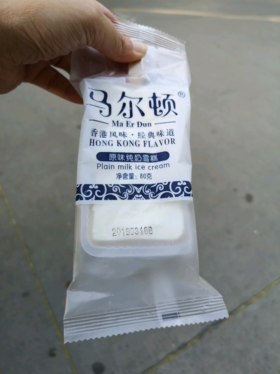 随便凭眼缘买的,马尔顿原味纯奶雪糕,香港风味,经典味道,还挺好吃的