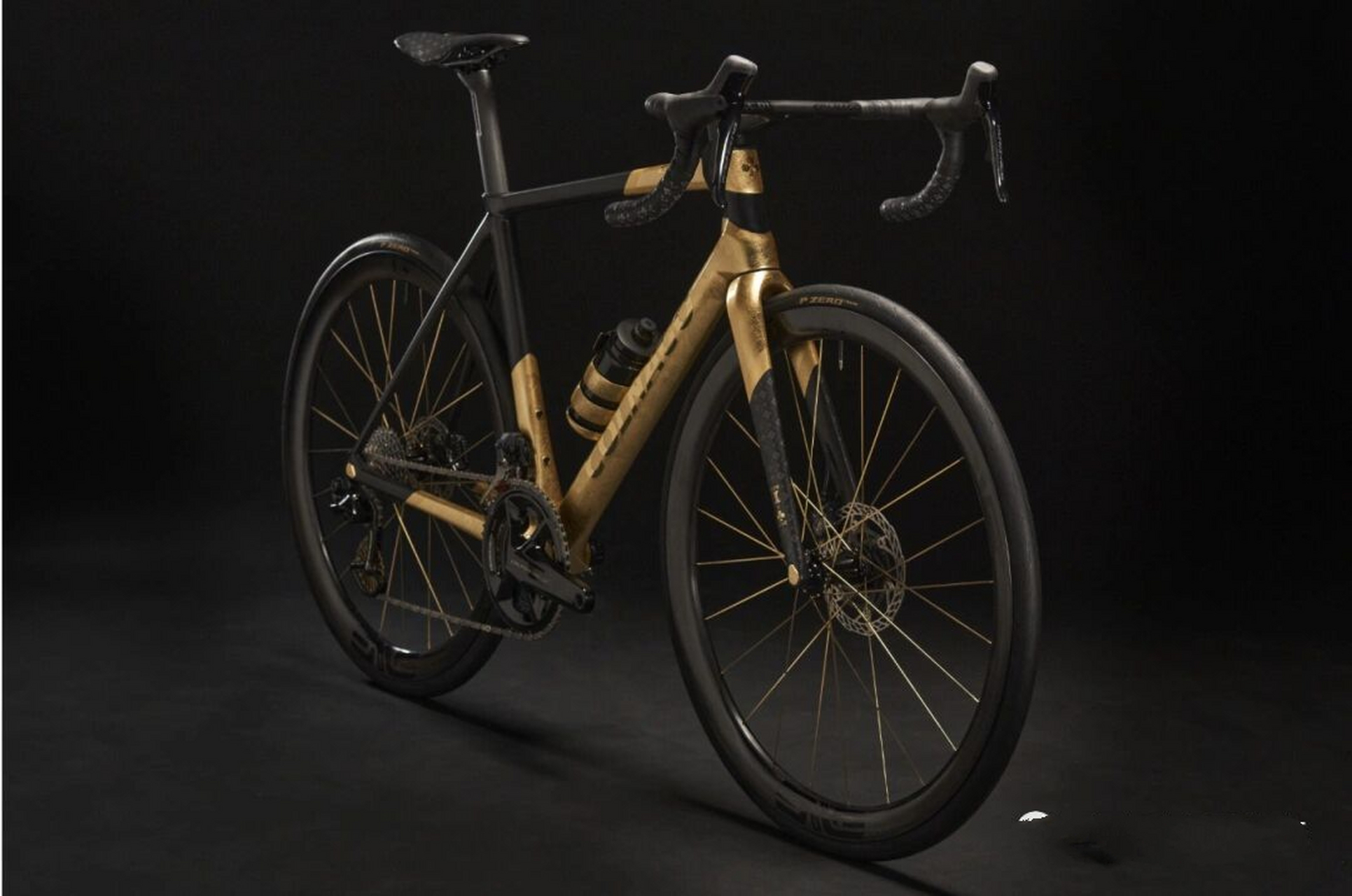 史上最贵的colnago自行车 在今年的第106届环意开赛之前,作为赛事官方