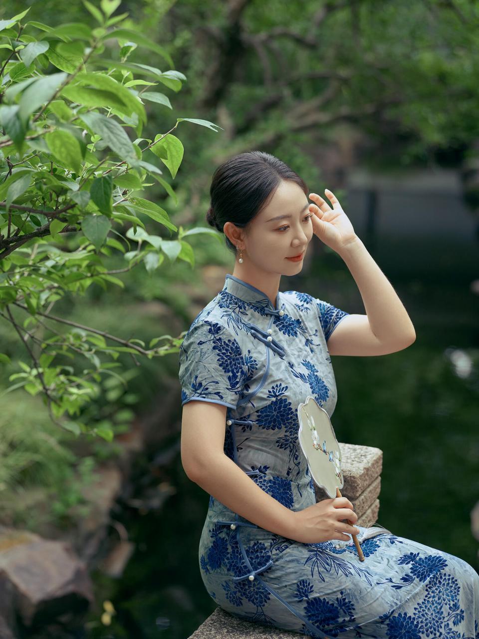 拍摄自苏州园林 #新中式国风# #旗袍写真# #苏州园林# #苏州旅行