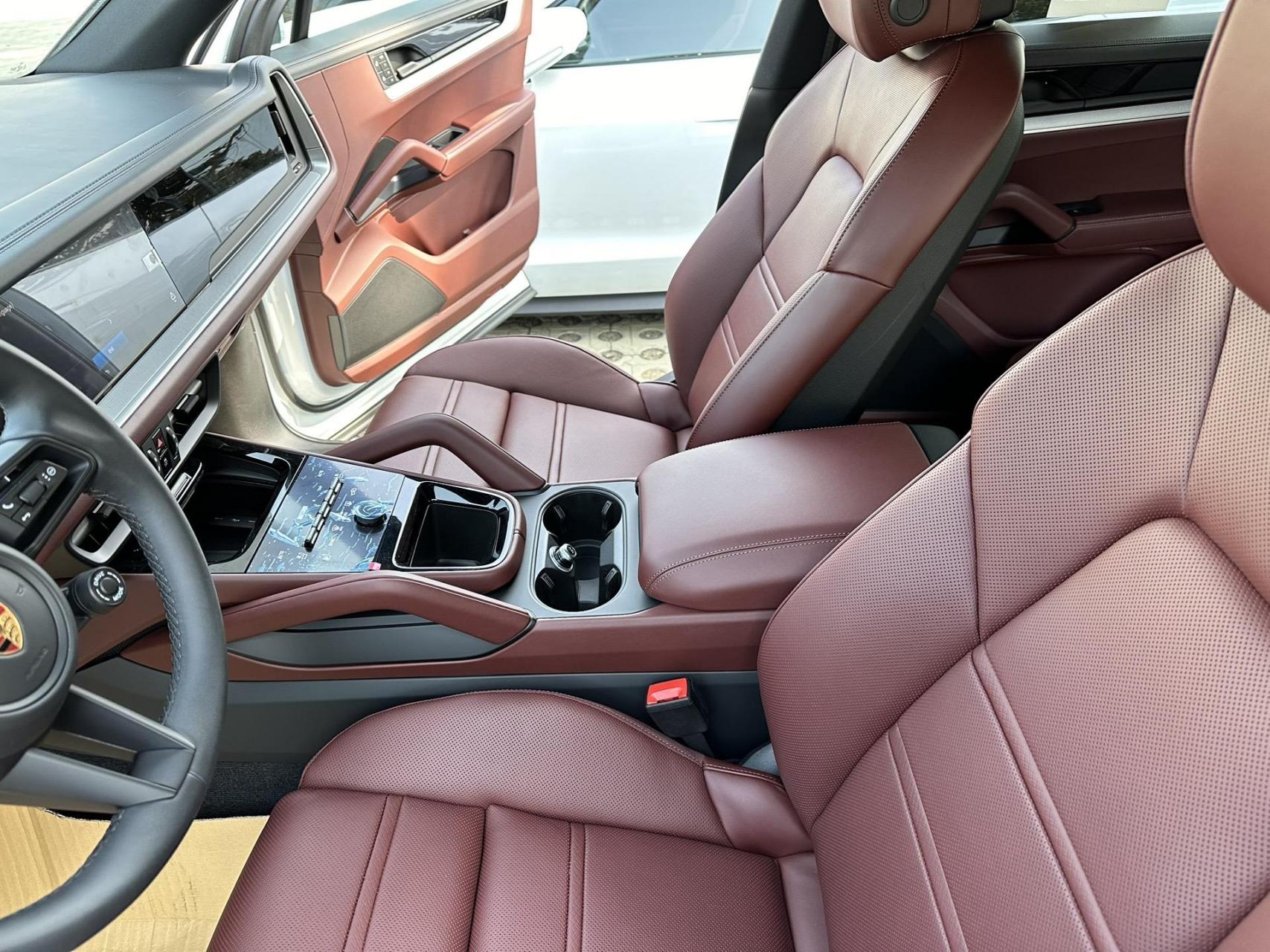 新款卡宴 巴利克红致纯真皮内饰