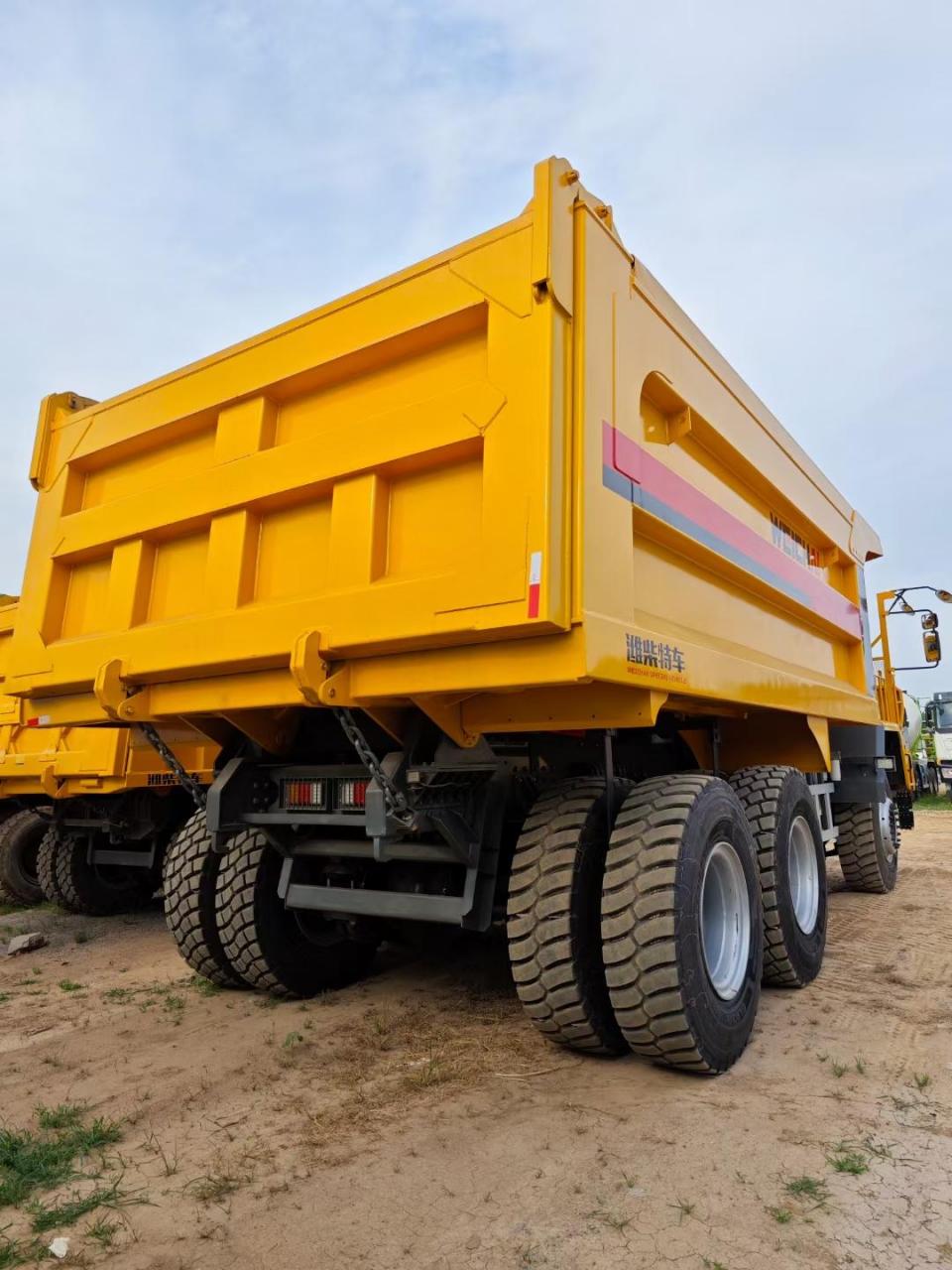 潍柴坦克宽体自卸车,潍柴8缸770马力,大箱长度7米,宽度4米,高度2米!