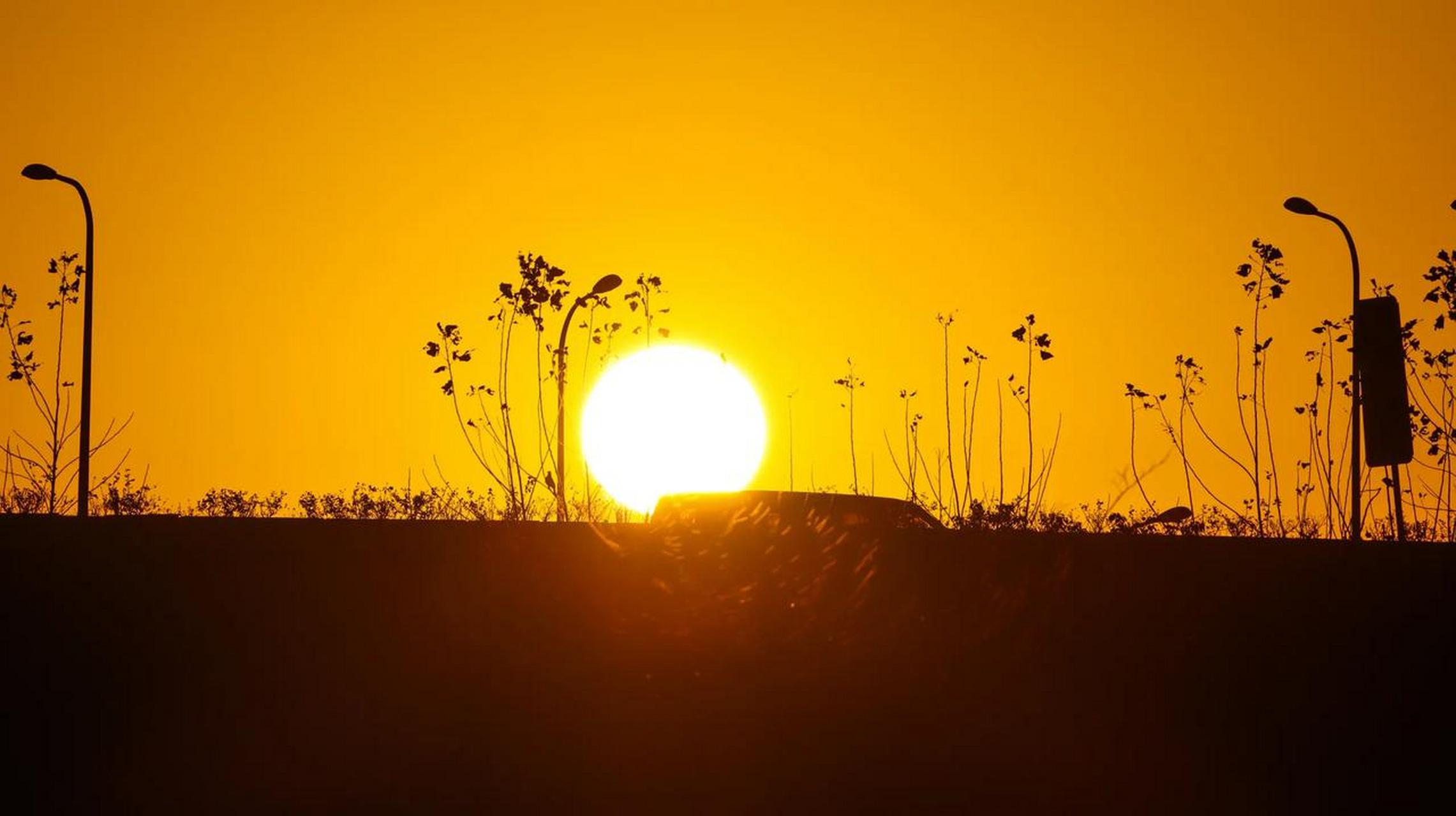 上联:红日照大地,如何对下联?            皓月映苍穹.