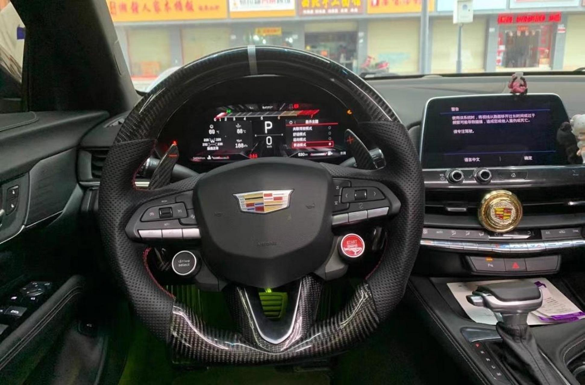 凯迪拉克ct5 碳纤维方向盘 黑翼俩键(模式切换  排气阀门 一键启动可