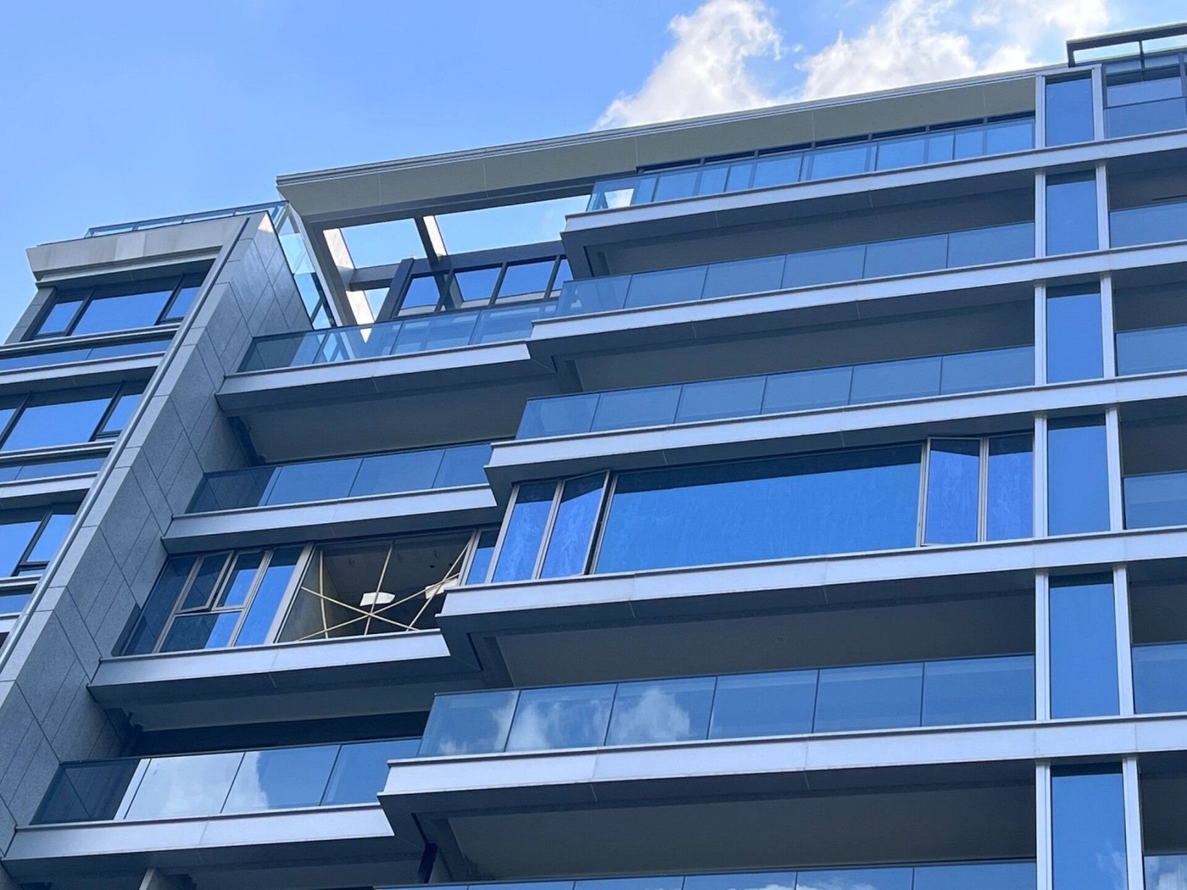 low-e玻璃又叫镀膜玻璃,具有良好的隔热保温作用,但也有局限性.