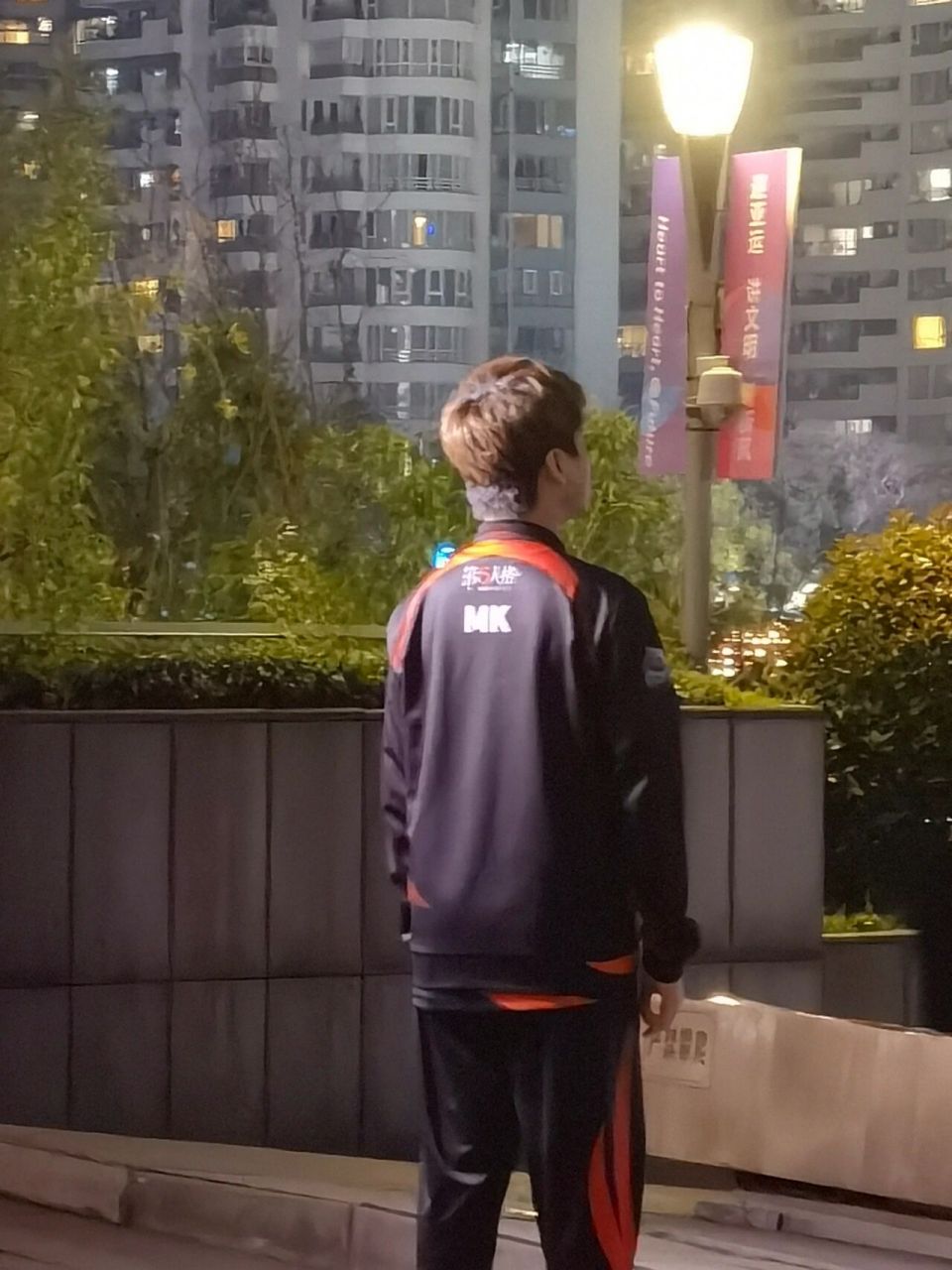 偶遇第五人格职业选手 在西湖文化广场路过看到有人在拍照,服装明显是