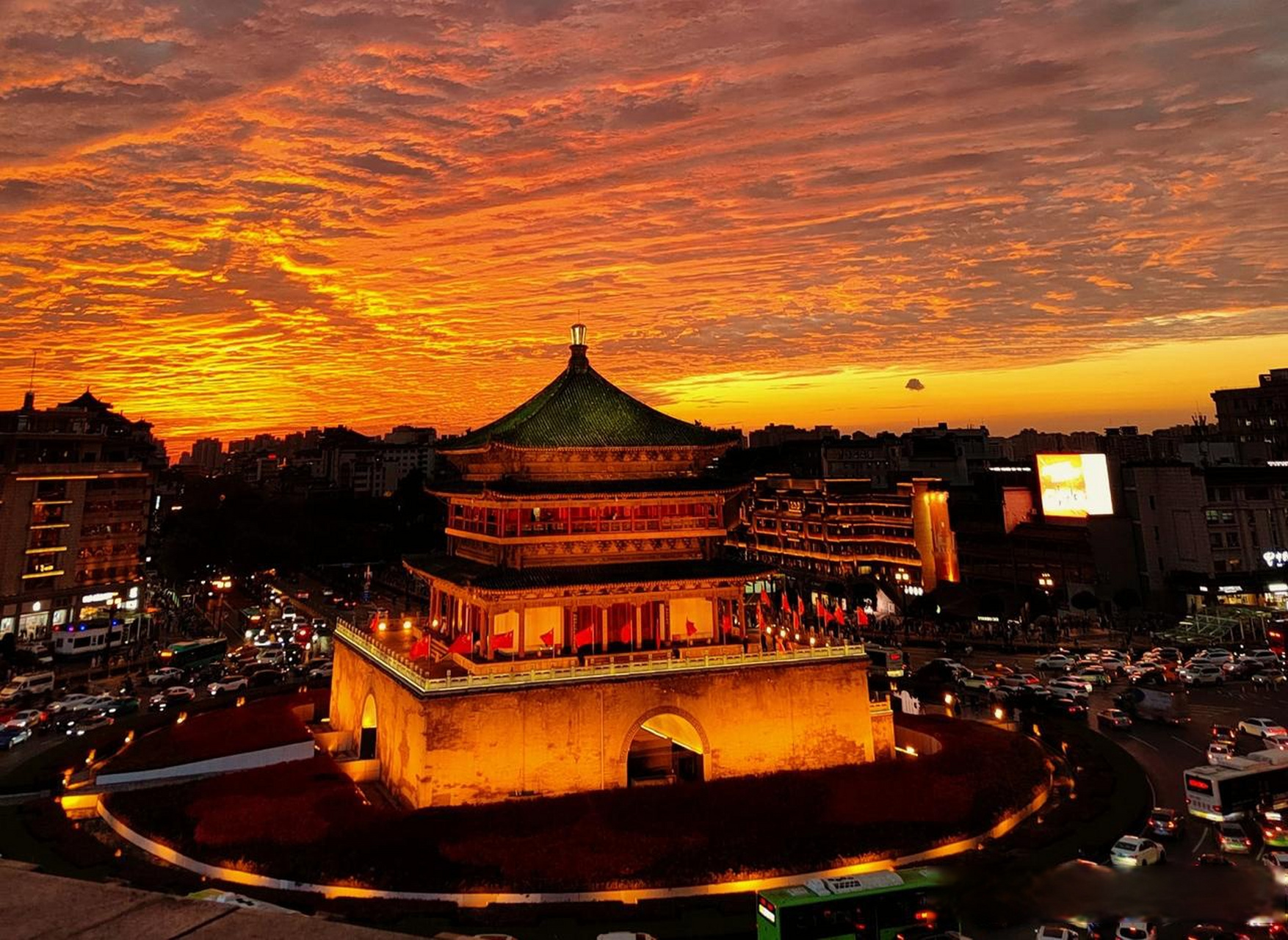 夕阳西下,余晖如丝丝金线般洒向西安钟楼.