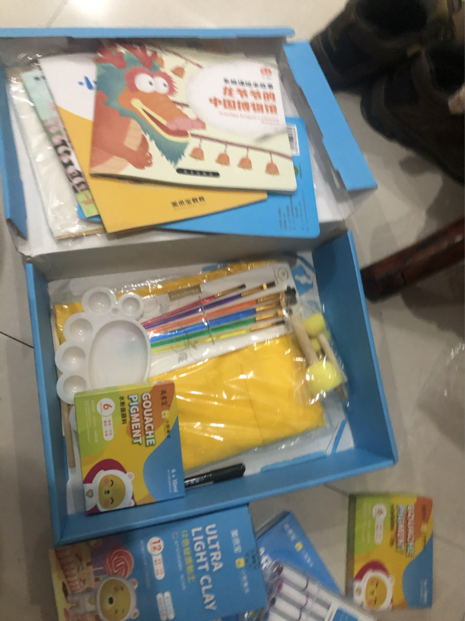 小熊美术真坑 去年因为本地区疫情所以先下课停了 幼儿园也停了 在家