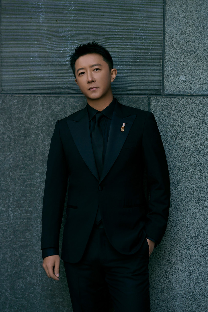 韩庚# boss@韩庚hangeng 今日全黑西装look出席fred斐登 高级珠宝