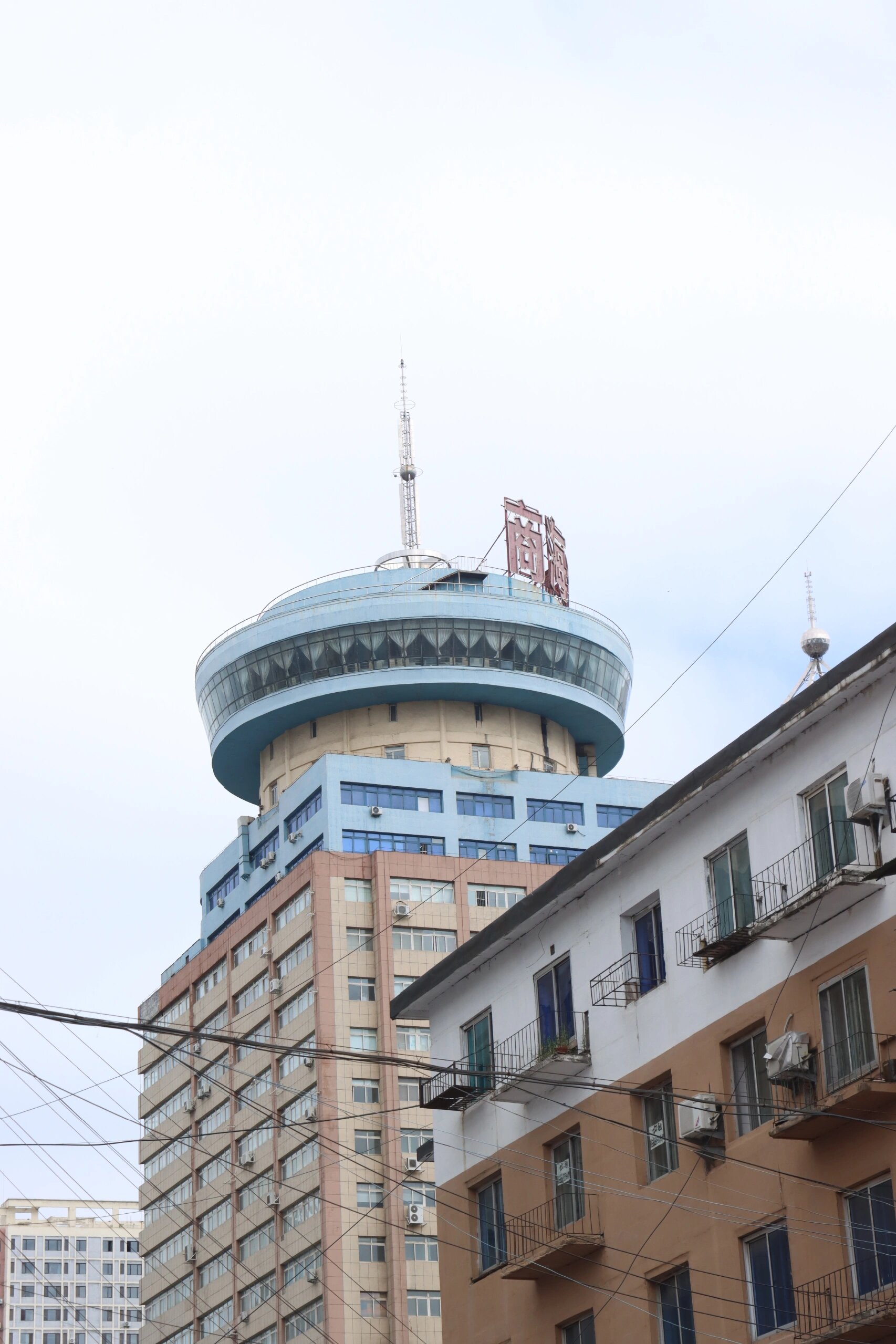 抚顺商海大厦丨90年代城市记忆丨旋转餐厅 商海大厦,位于抚顺火车站