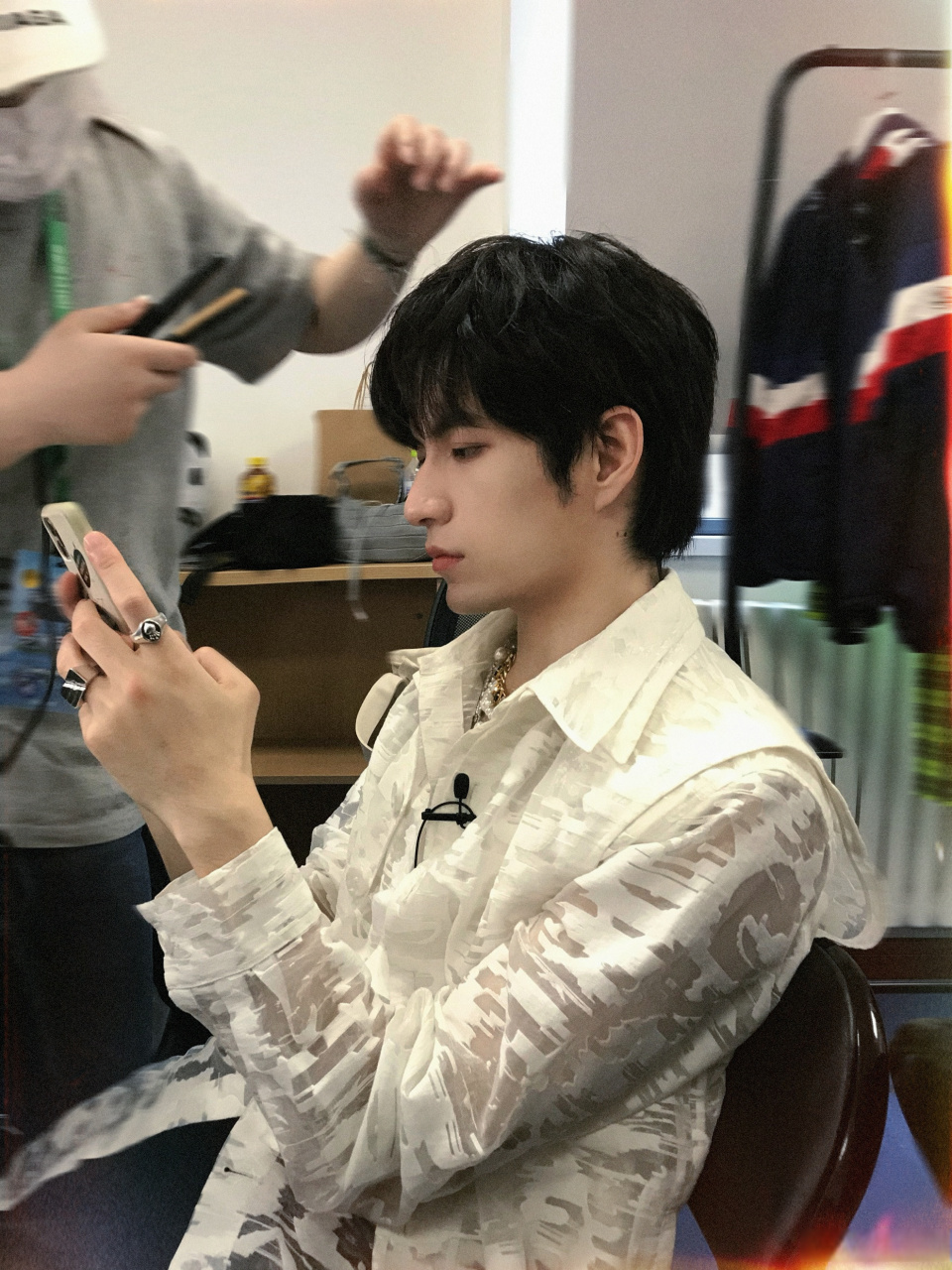 张颜齐工作间隙帅气随拍 黑白色凸显质感,侧颜好好看!