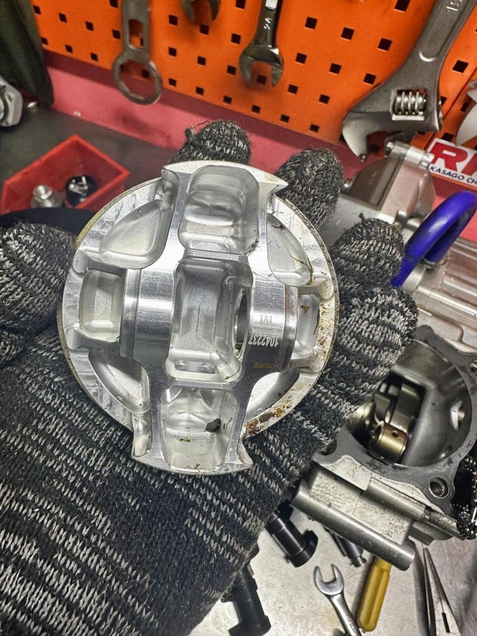 研究一下川崎厂队的机器 全部陶瓷轴承 钛合金气门钛合金气门弹簧就连