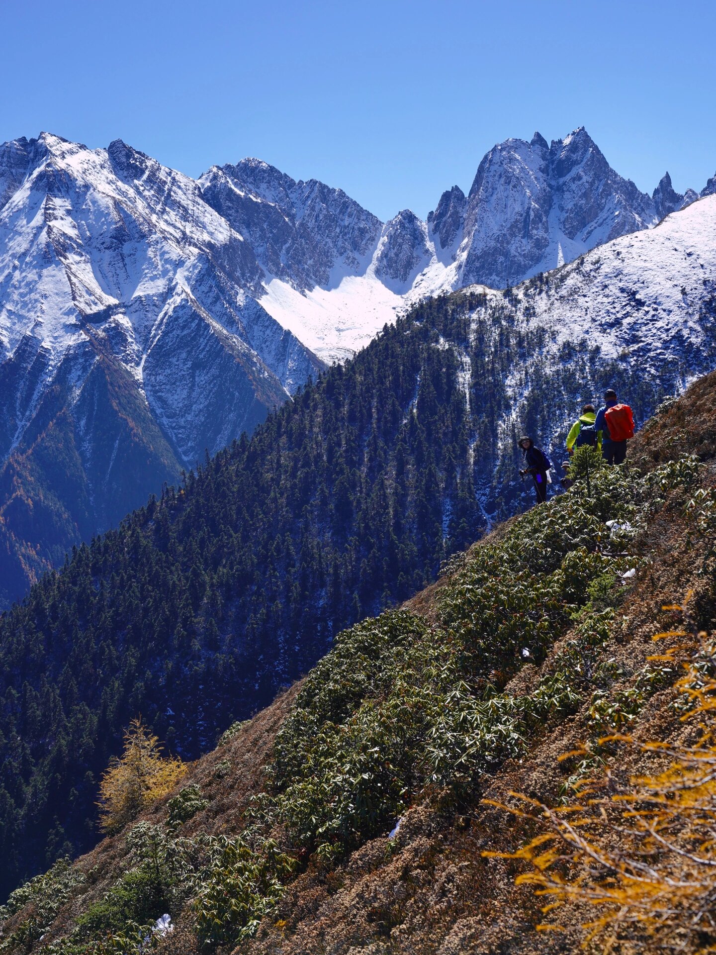 到了雨崩,雪峰之上的"神湖徒步"值得挑战