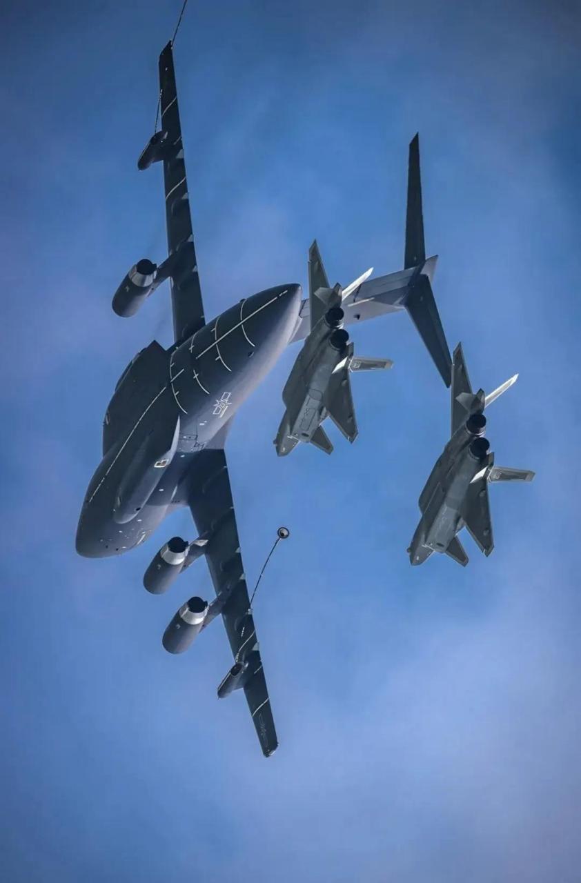 首见,中国空军运油-20给中国海军歼-15舰载机加油画面,中国空军助力