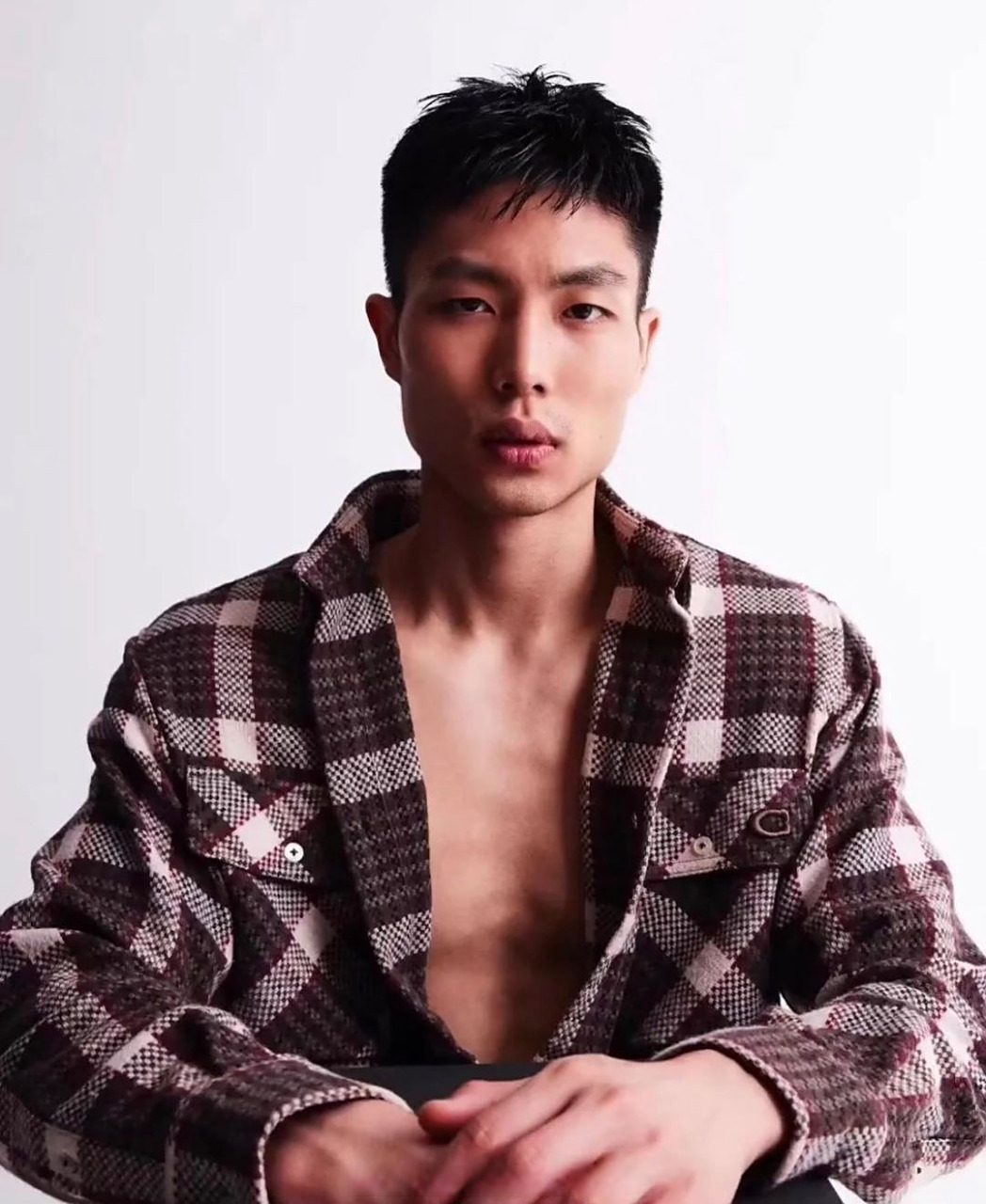 影帝 腹肌 懂?[舔屏] #周天成##周天成##羽球小v分享