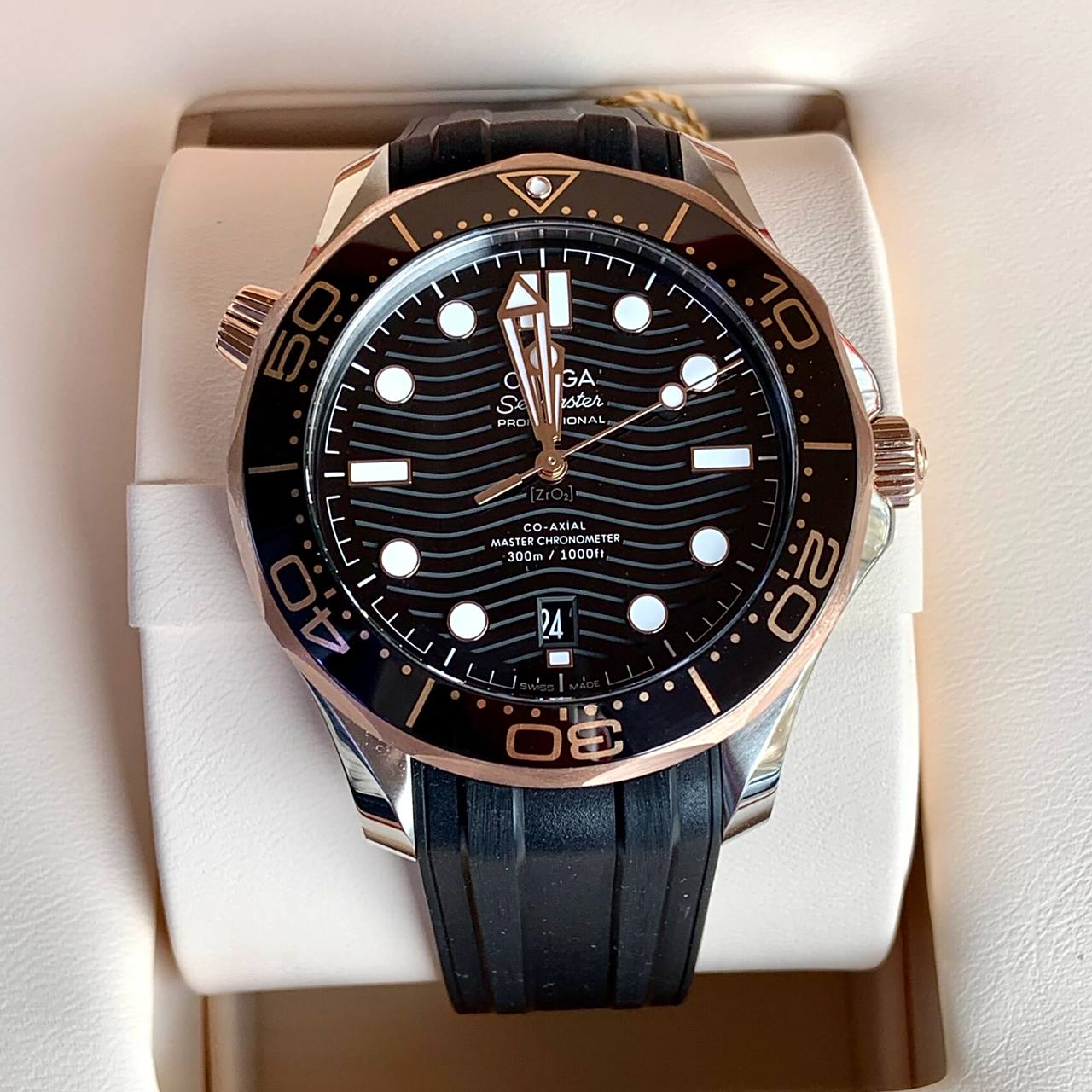 欧米茄玫瑰金海马300 哈喽,今天给大家分享一只新到的全新腕表