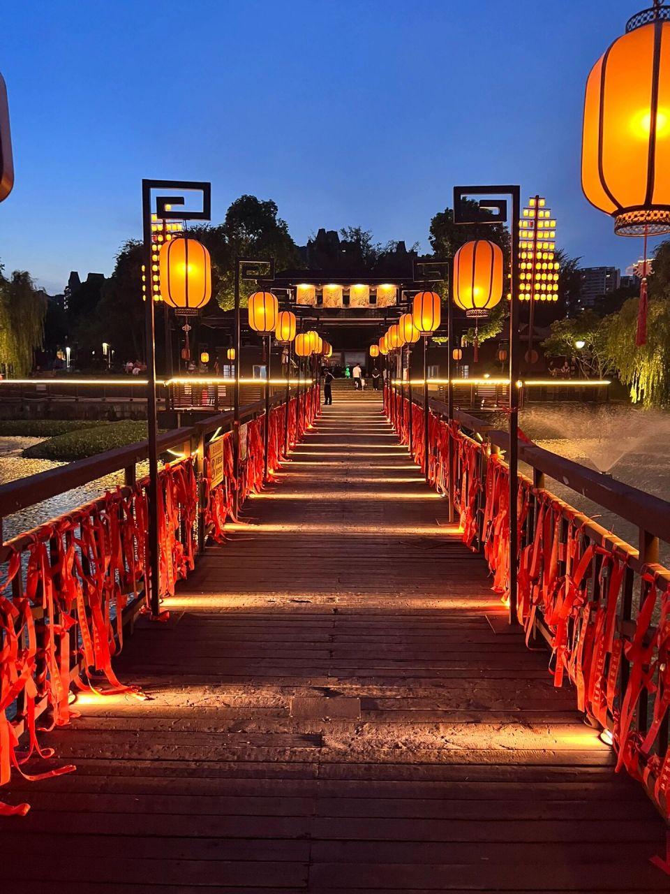 湖南岳阳洞庭湖旅游度假区 饭后打卡洞庭湖旅游度假区 论夜景91它是