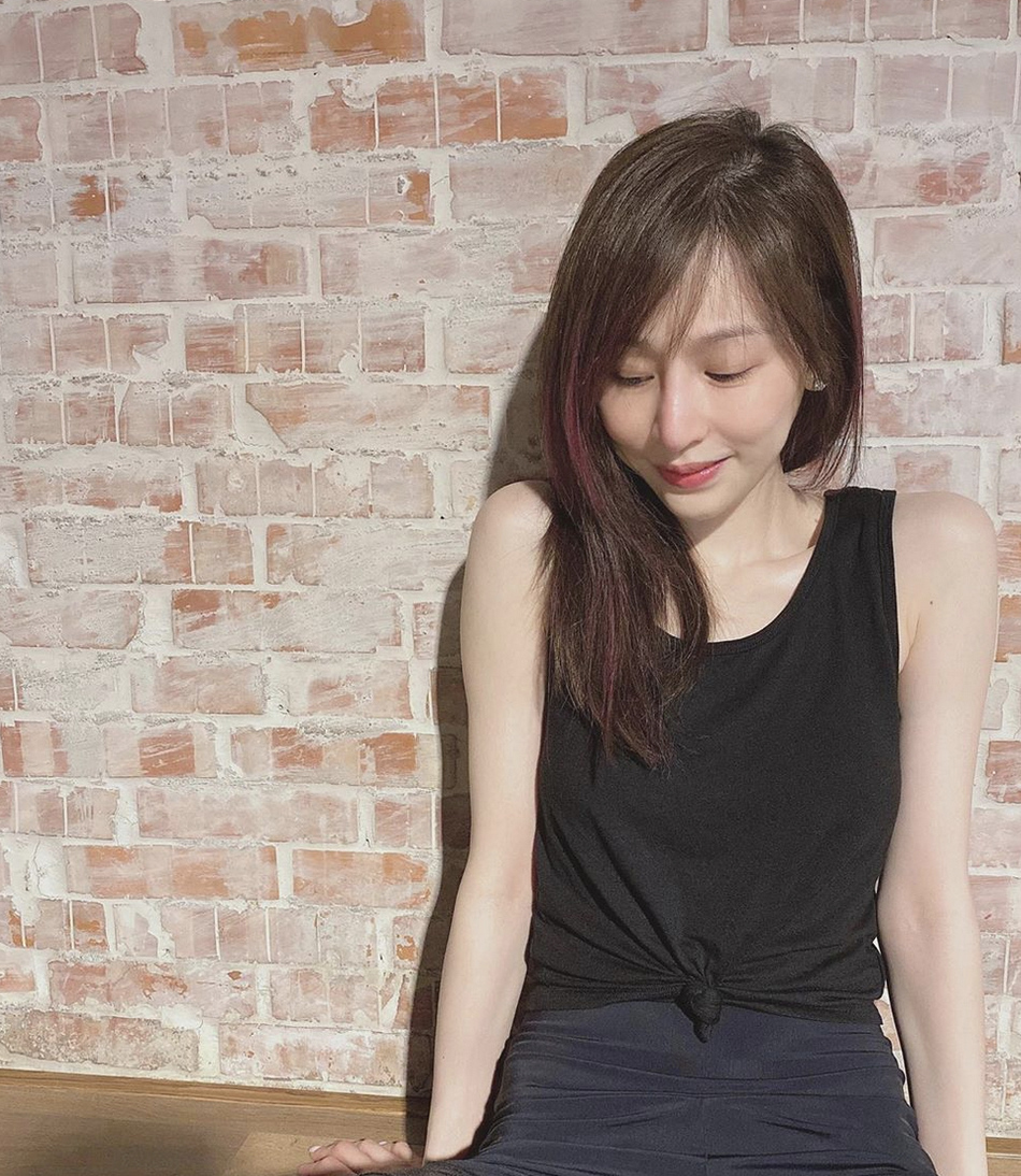 【王心凌登山穿宽松背带裤 戴遮阳帽回眸甜笑活力足