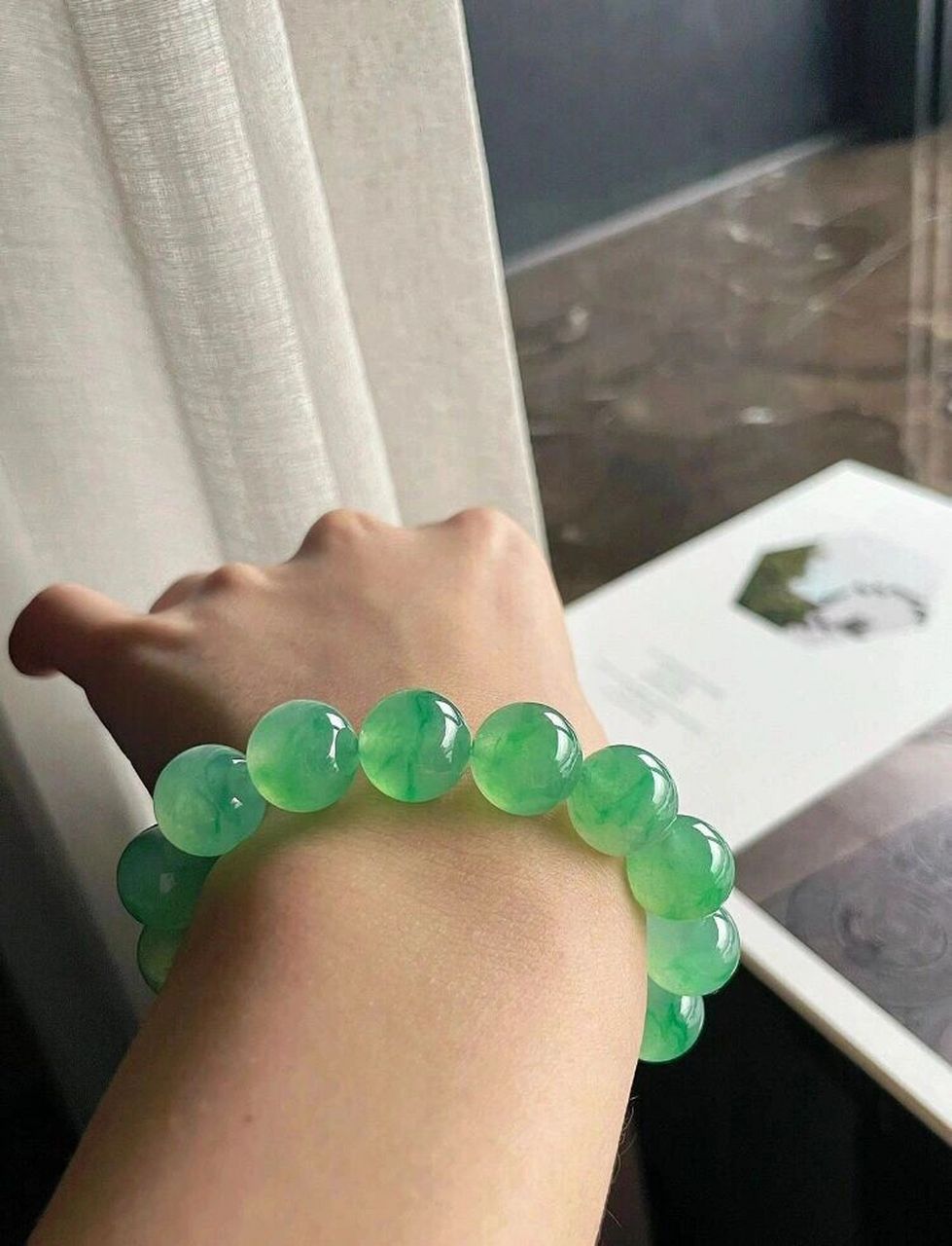 高冰飘阳绿翡翠手串 捡漏价￥38009090 厂家放漏:高冰飘阳绿翡翠