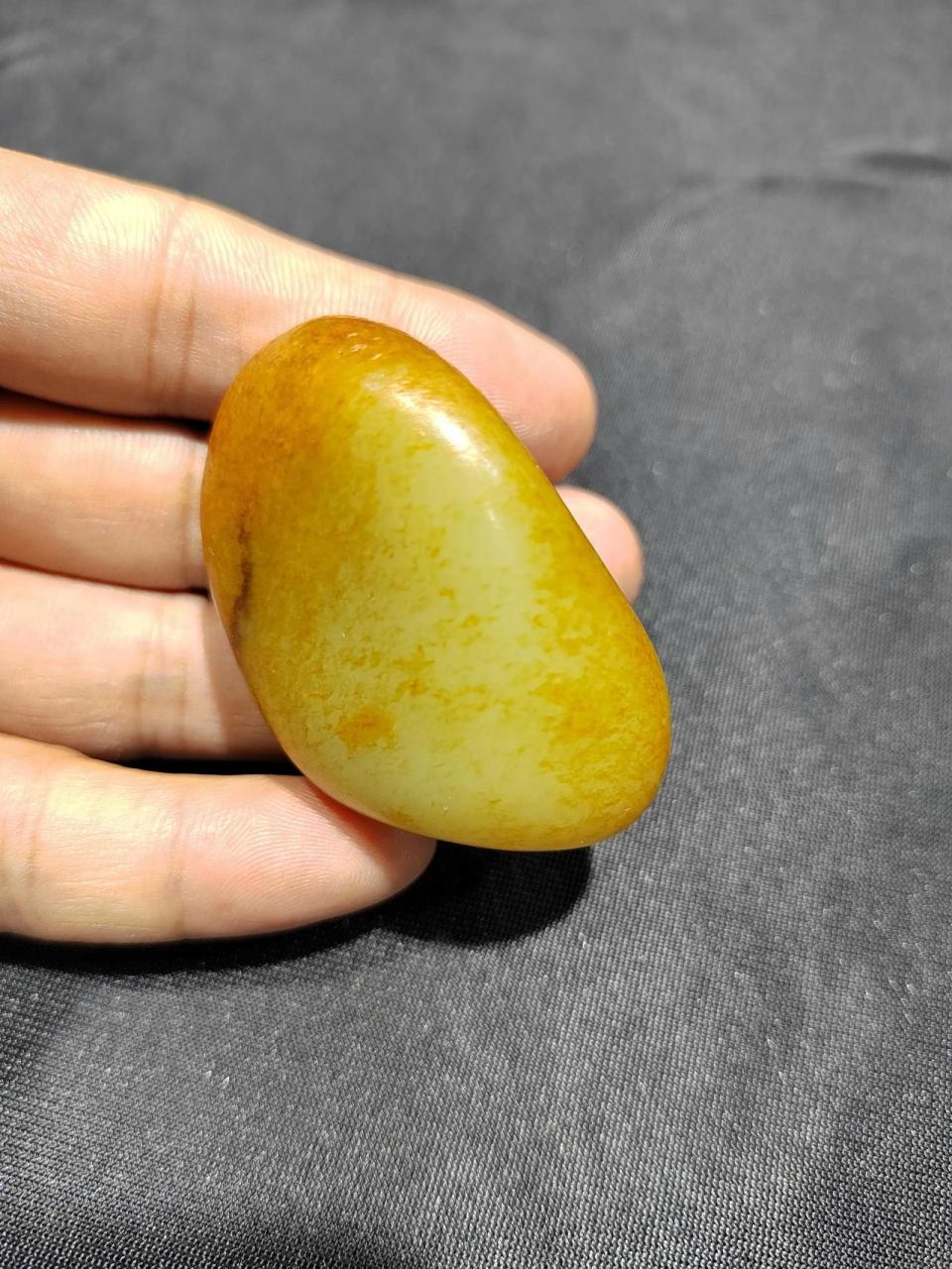 新货:和田玉籽料原石,皮色非常漂亮老熟,老熟沁皮  满洒金皮,肉质特别