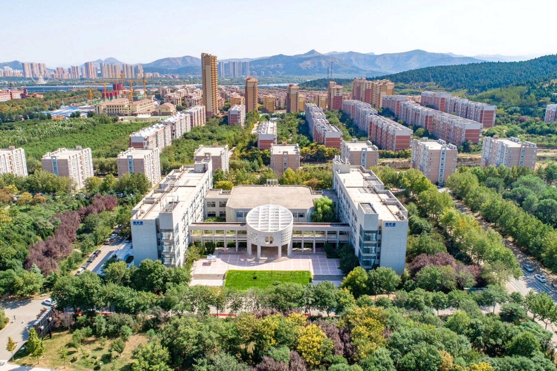 山东管理学院风景篇～  这是咱们山东管理学院的标志性地标,教学楼有