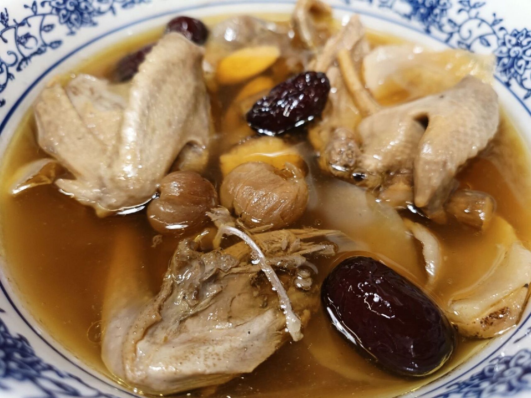 天麻蒸鸽子 都说天麻炖鸽子吃了可以治偏头痛, 没有头痛的我也来凑个