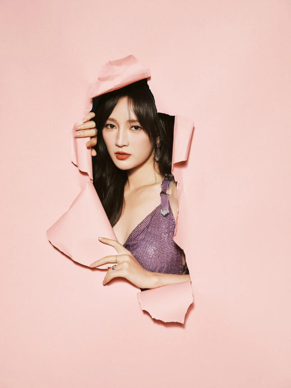 孟佳生日大片,紫色吊带连衣裙明媚性感,姐姐好养眼!