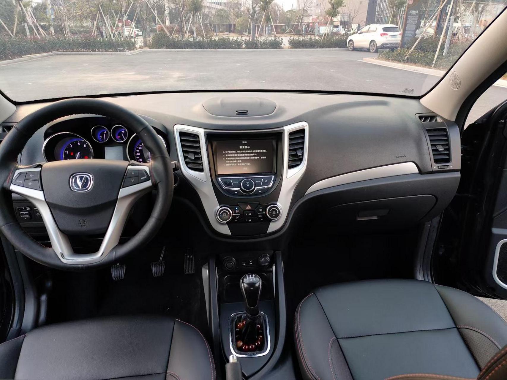 刚到店的城市越野车,16年长安cs35,手动挡天窗高配,真皮座椅,多功能