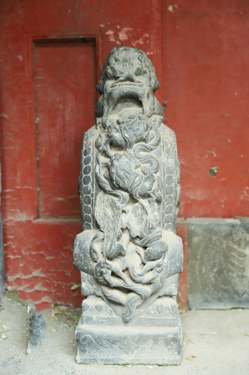 门墩儿上好多只小狮子有什么寓意?