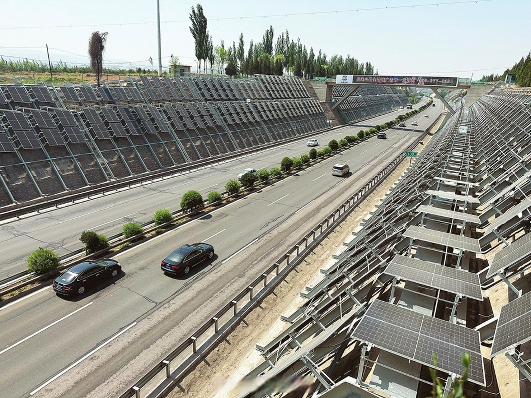 【高速公路 光伏】6月1日,太原绕城高速北环,沿线边坡上光伏板即将