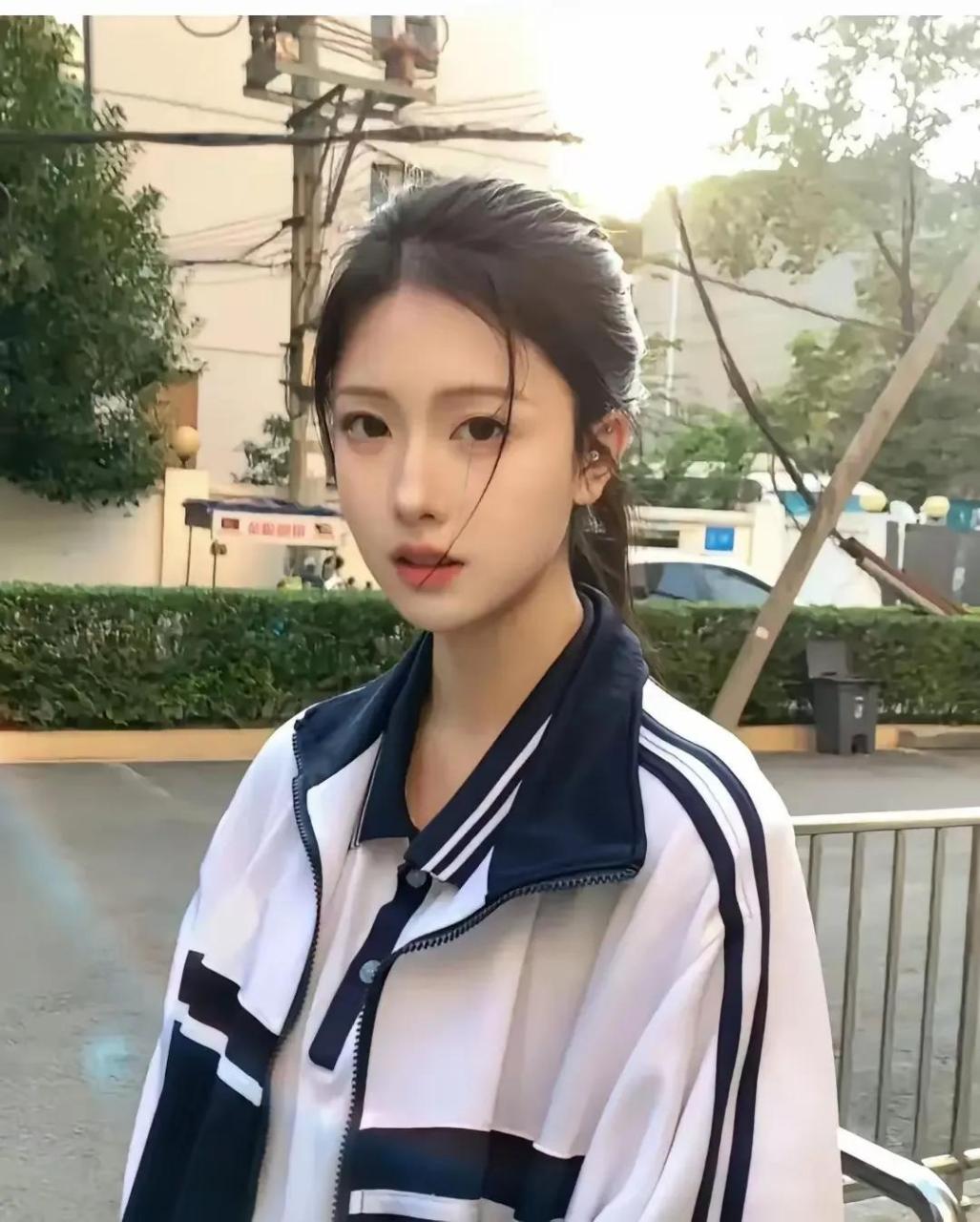 青春期女中学生的身心发展,受到社会,学校,家庭各个方面的关注,只有让