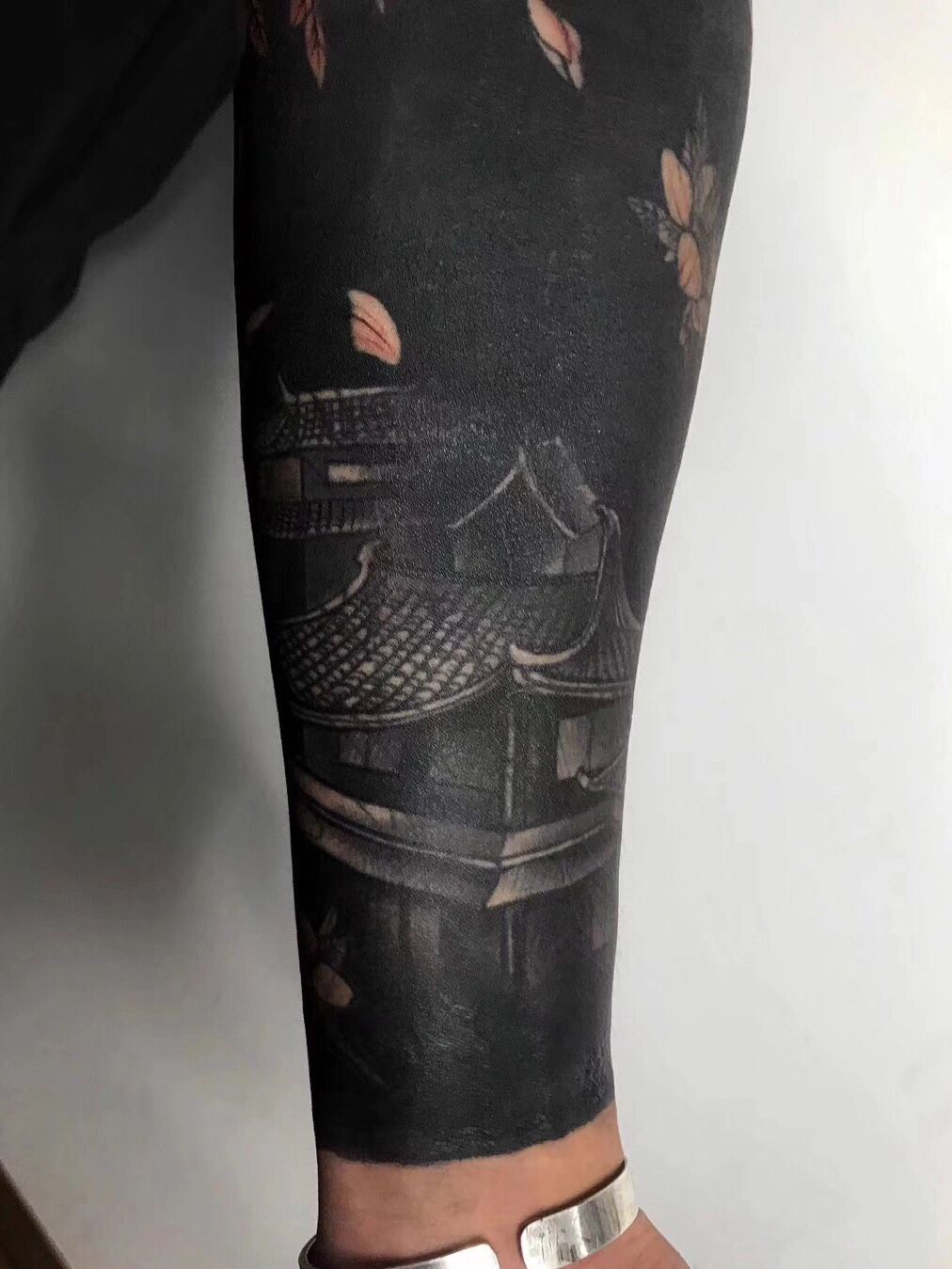 黑臂纹身