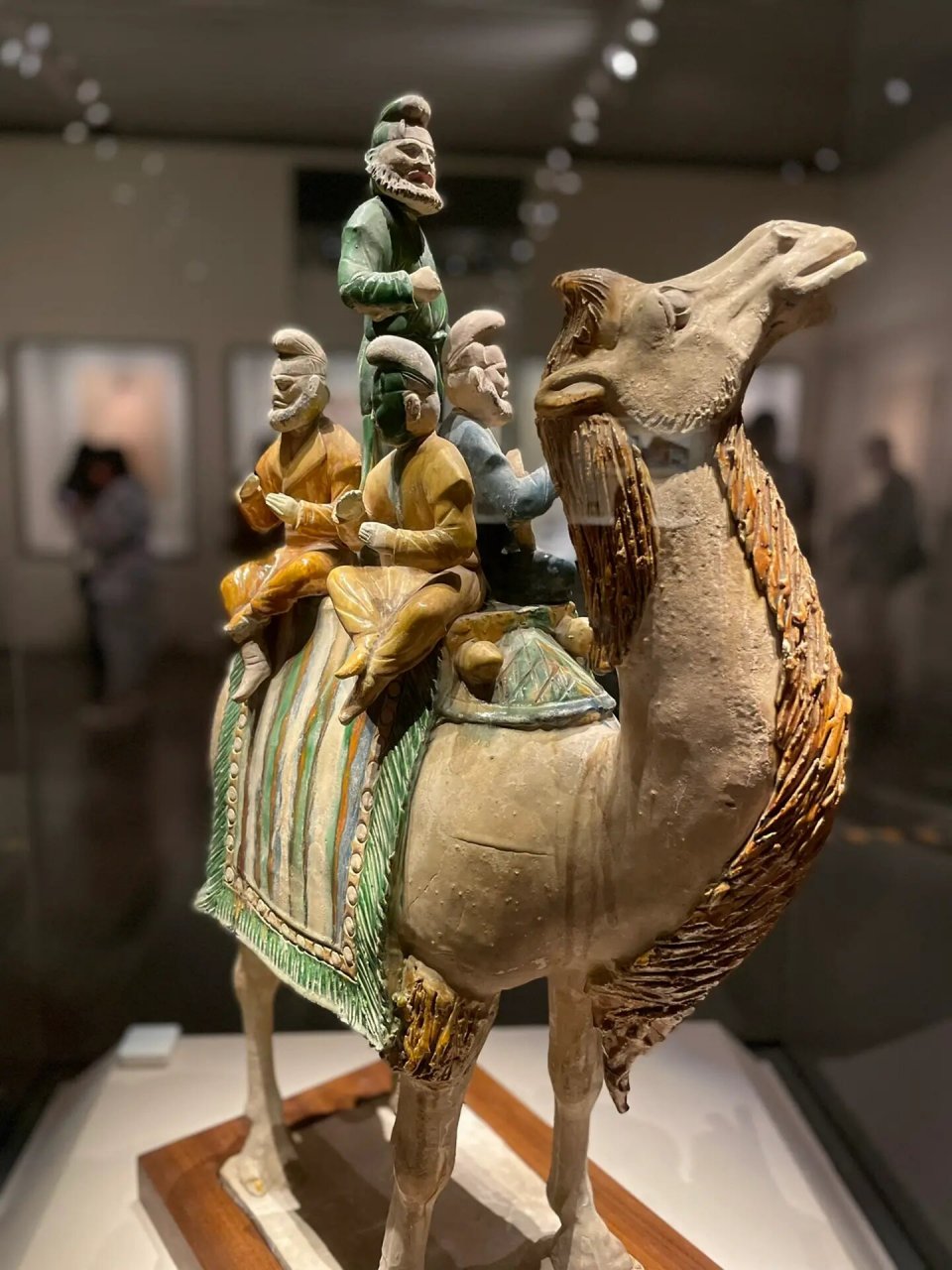 06唐代陶骆驼载乐舞三彩俑,也称为唐代骑驼乐舞三彩俑,唐代陶器,于