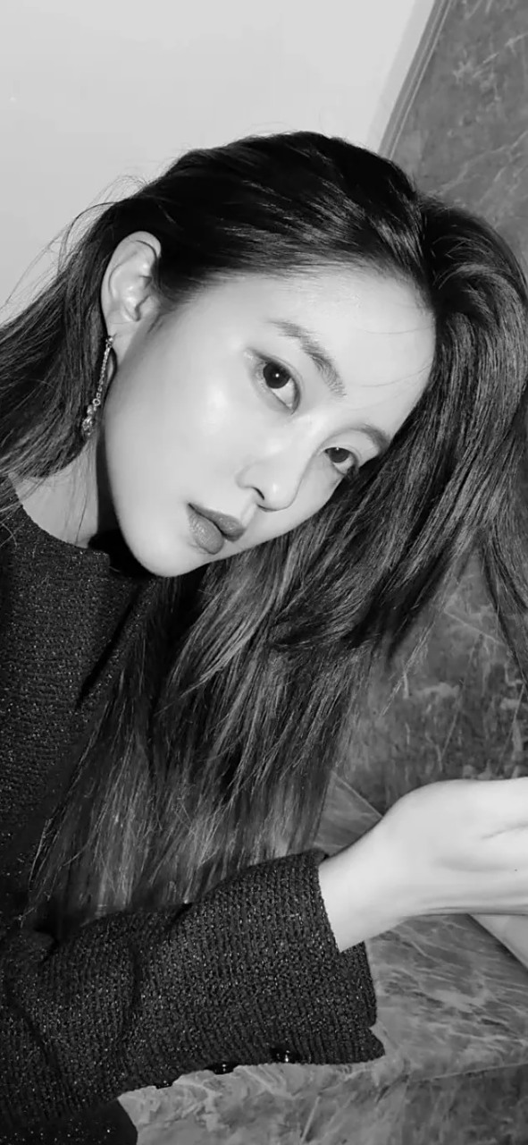 朴孝敏时尚壁纸组图,一身黑色穿搭,大长腿格外吸睛