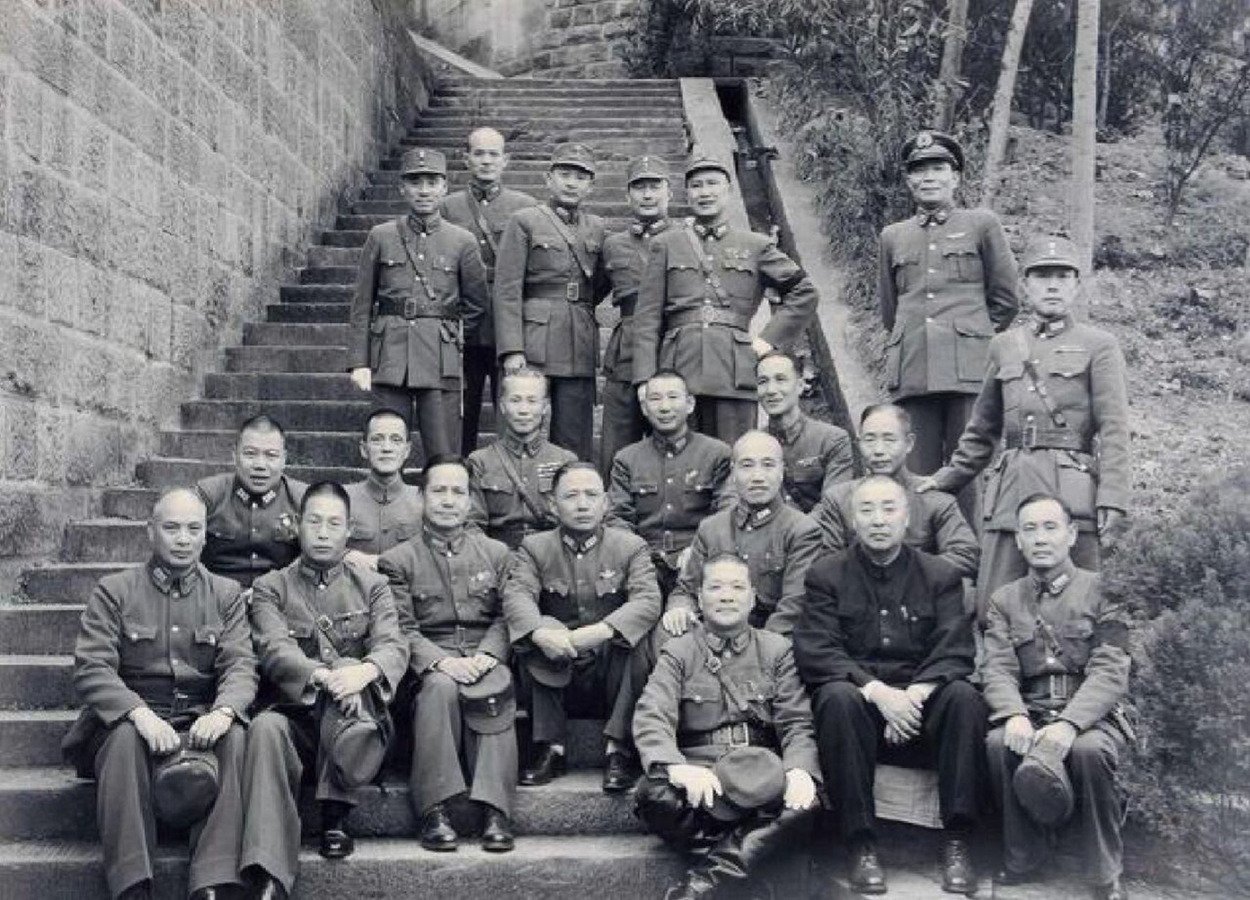 抗战胜利前夕,重庆,爱国将领合影留念 大咖不少