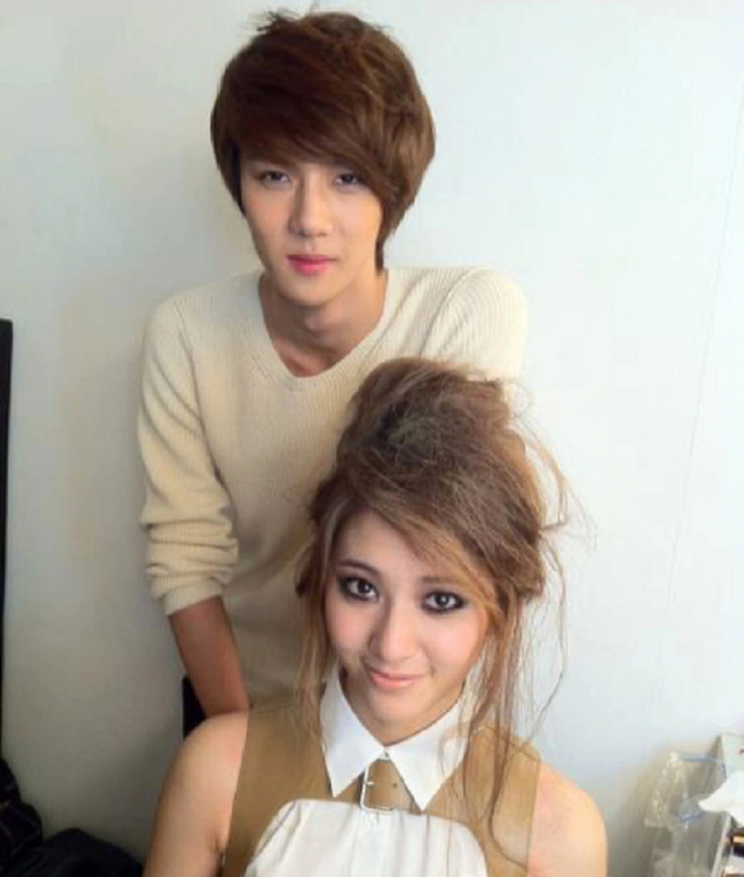 郑秀晶和吴世勋早年合照,两个人这个时候还都是非主流妆容.