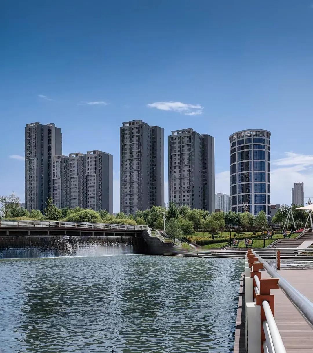 库尔勒市区的建设水平也高,有孔雀河景观带,杜鹃河景观带,城市高楼